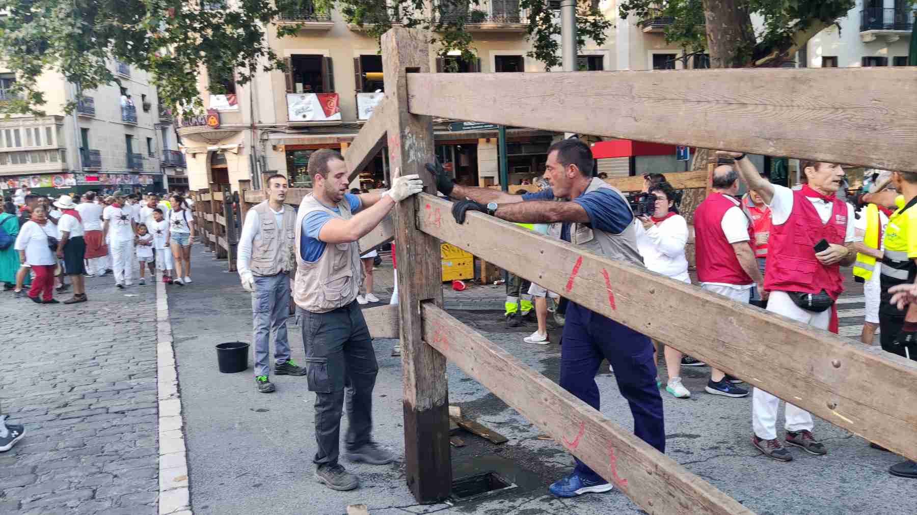 Desmontaje del vallado del encierro de San Fermín. JIDQ