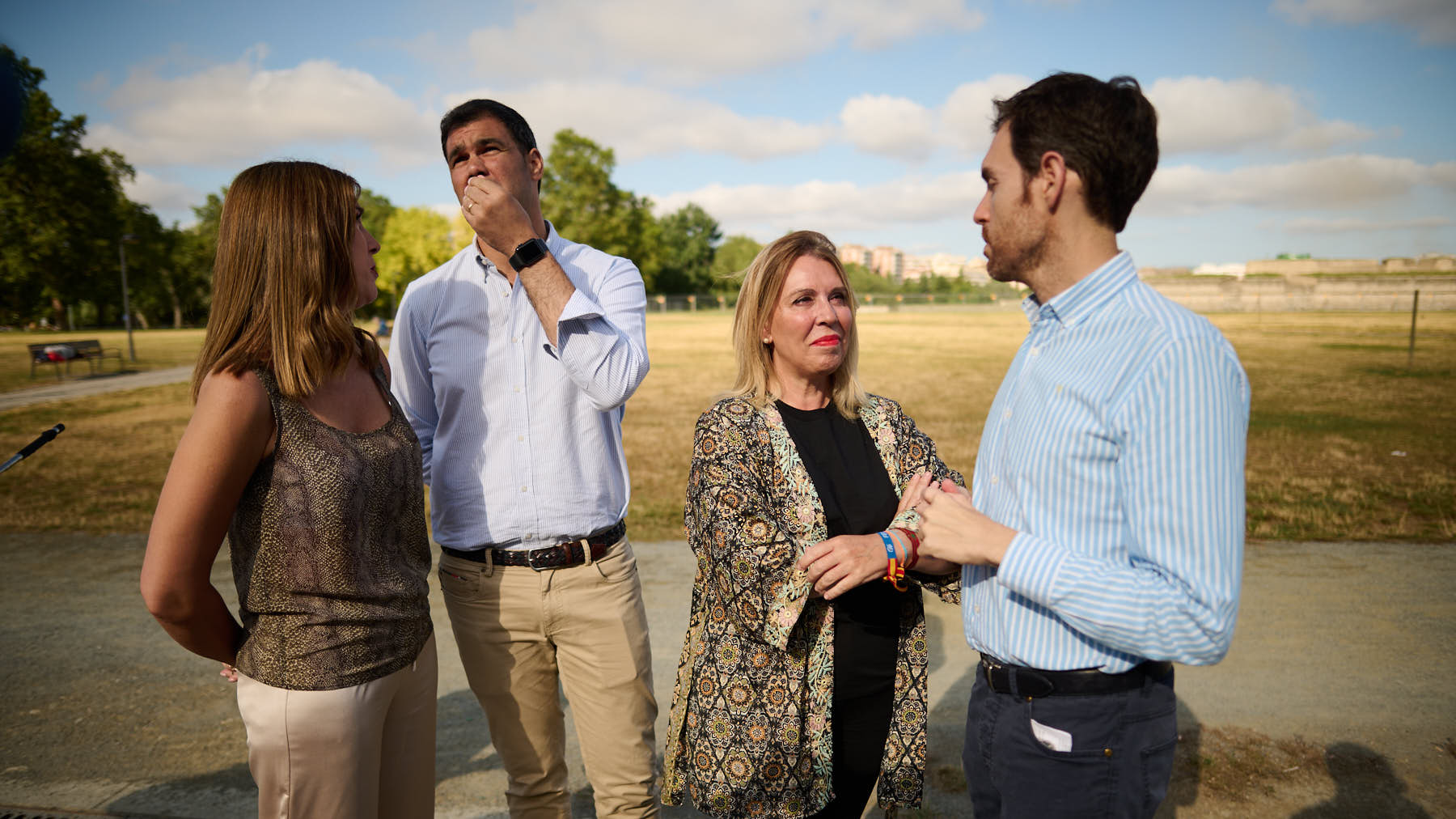 Los candidatos del PPN Sergio Sayas y Amelia Salanueva atienden a los medios de comunicación acompañados del presidente del PP de Navarra, Javier García. PABLO LASAOSA