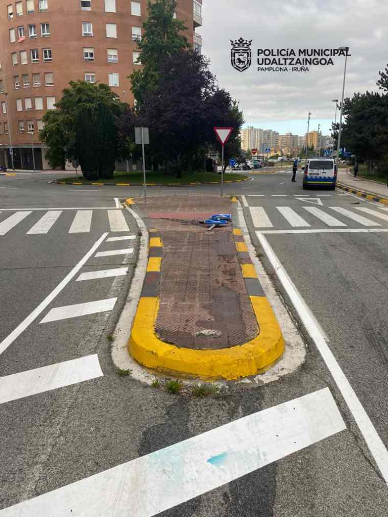 Arrancó de cuajo la señal tras salirse de la vía en la calle Arcadio  Mª Larraona. La conductora dio positivo en drogas. POLICÍA MUNICIPAL DE PAMPLONA