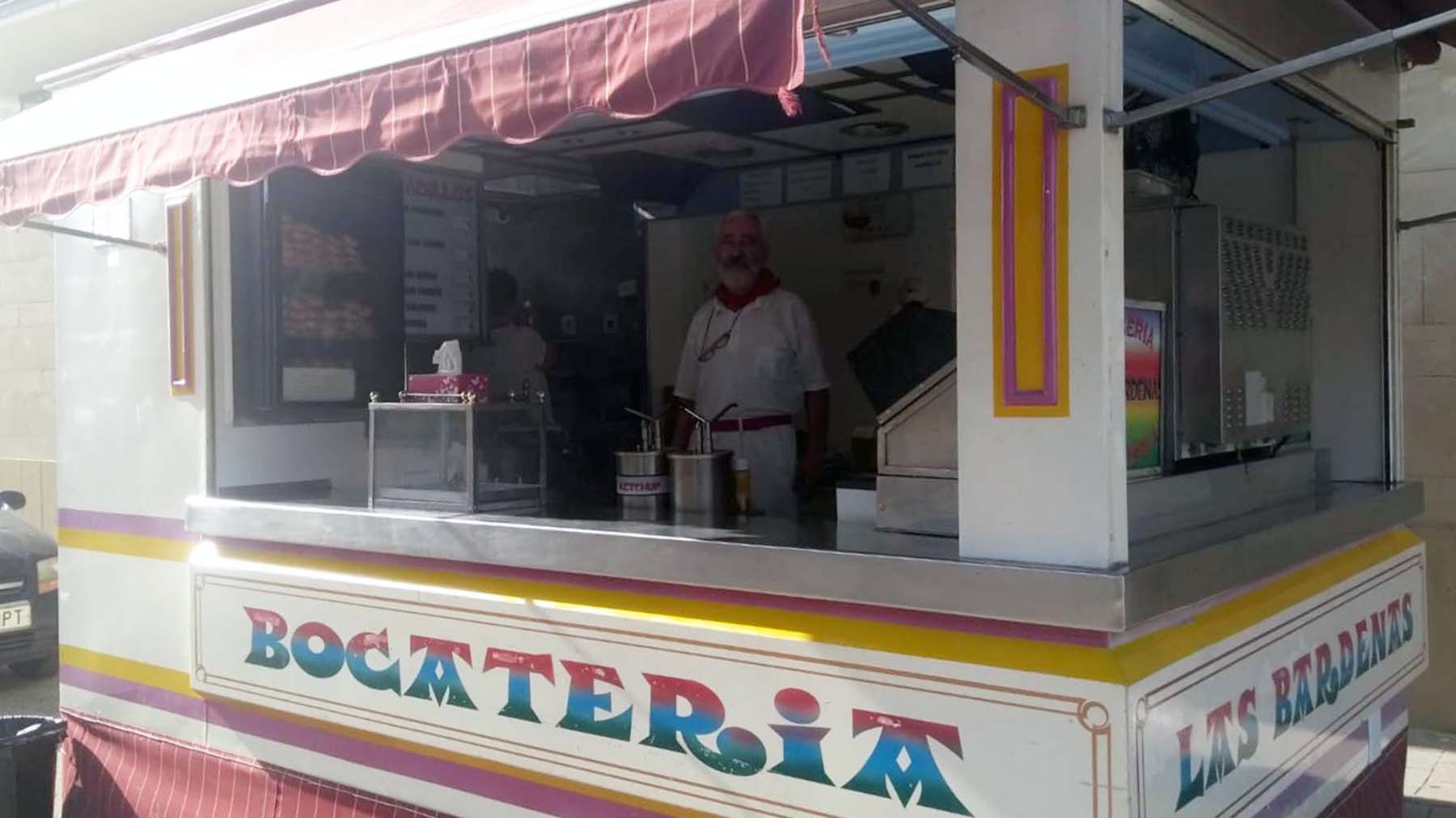 Pili Chico (de espaldas) y Tony Provenza, los padres de Andoni y Jesús, en el puesto de bocatas Las Bardenas en una imagen de hace unos años.  CEDIDA POR LA FAMILIA