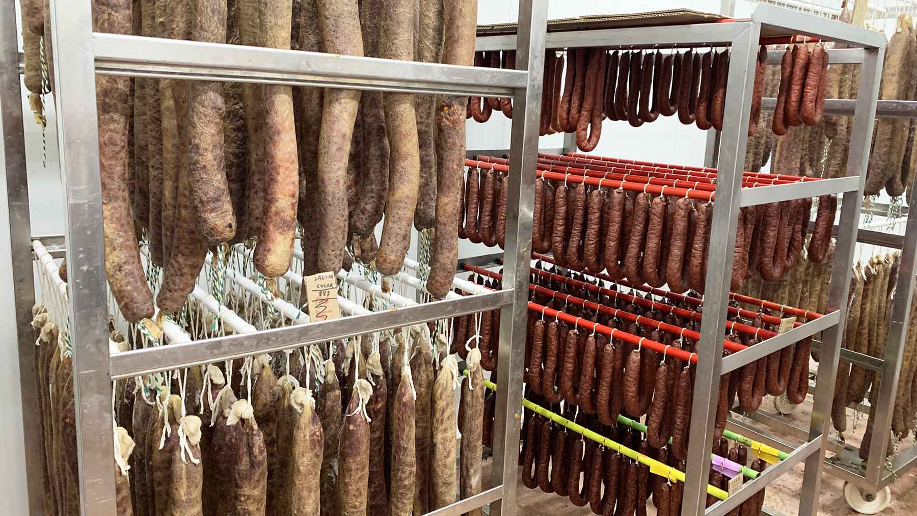 Secadero de chorizos en el centro de caza Biurrun. Navarra.com