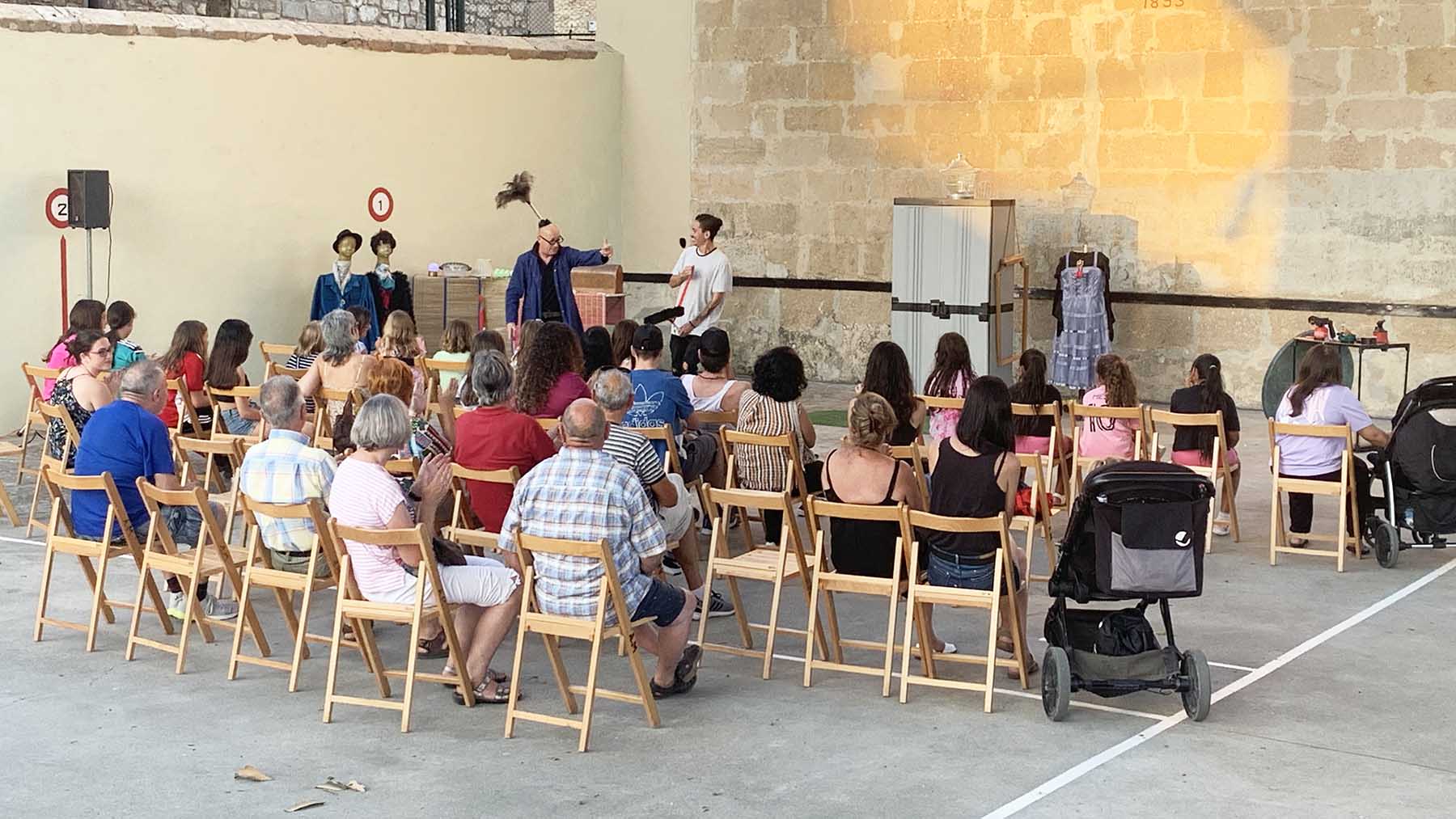 Actuación de Próspero Teatro en el frontón de Murieta. Navarra.com