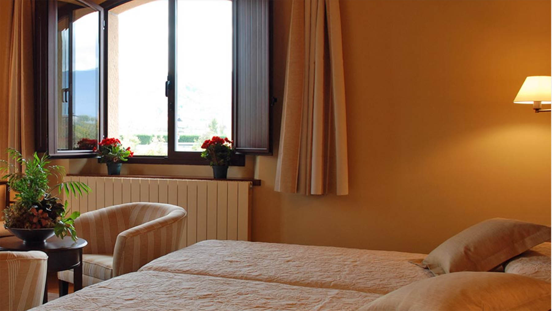 Las habitaciones del Hotel Rural Olatzea son dobles y algunas, incluso, cuentan con bañera de hidromasaje. HOTEL RURAL OLATZEA