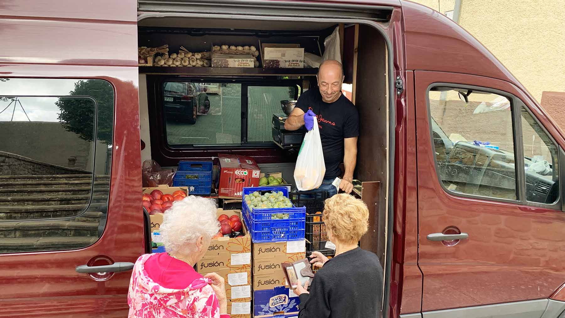Félix Jiménez vendiendo fruta en su furgoneta ambulante. Navarra.com