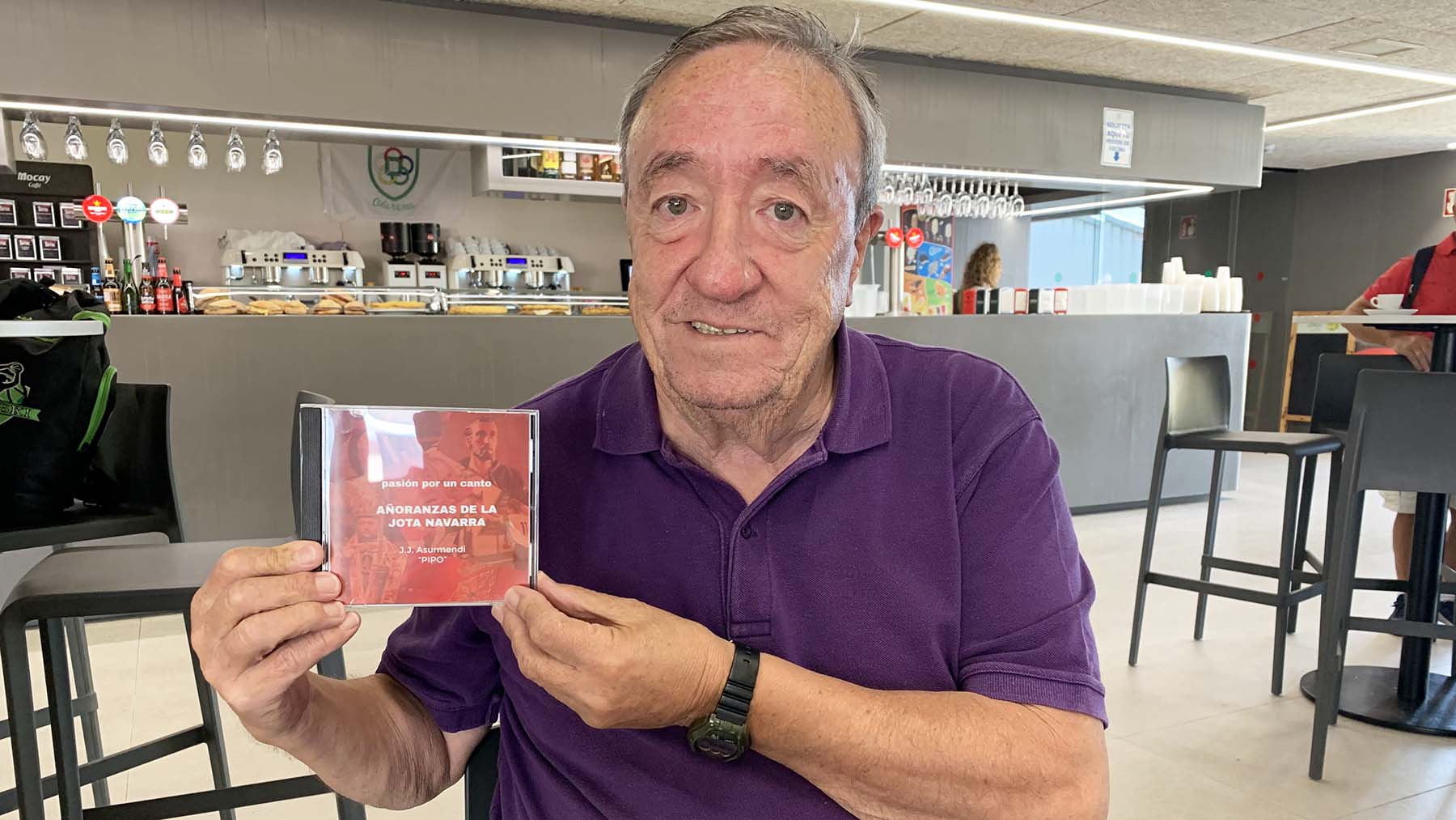 Juan Javier Asurmendi sostiene el DVD con la recopilación de sus jotas. Navarra.com