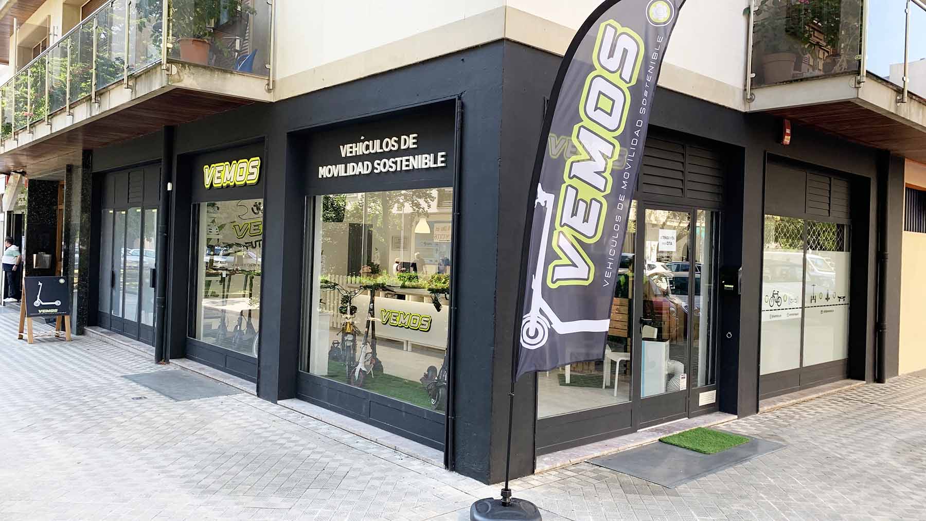 Fachada de la tienda Vemos en travesía de San Juan Bosco 2, bajo de Pamplona. Navarra.com