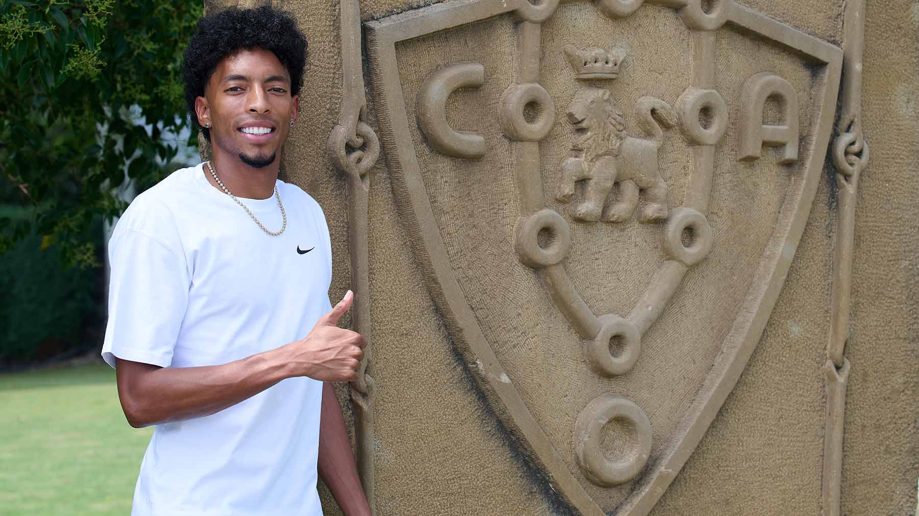 El jugador colombiano de Osasuna, Johan Mojica, durante la entrevista concedida e EFE este martes en las instalaciones de Tajonar, previa al partido de la Conference League entre el club navarro y el Brujas, en donde ha afirmado que espera “aprovechar la oportunidad” ante el equipo belga “al máximo” este jueves para poder encarrilar la eliminatoria previa con el objetivo de poder disputar la fase final de la Liga Conferencia. EFE/Iñaki Porto