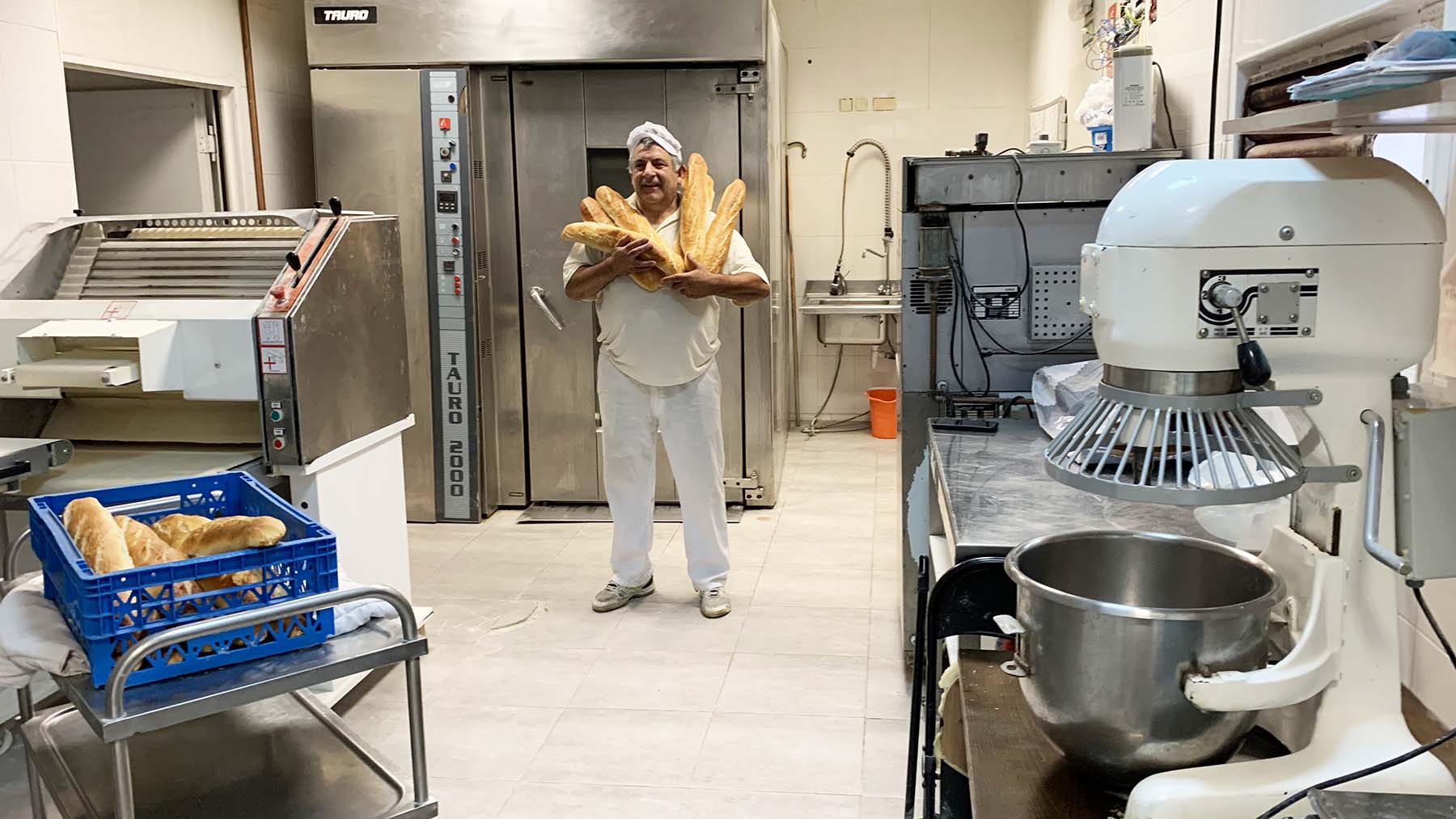 Ismael Oscoz en su obrador del panadero de Ultzama en Huarte. Navarra.com