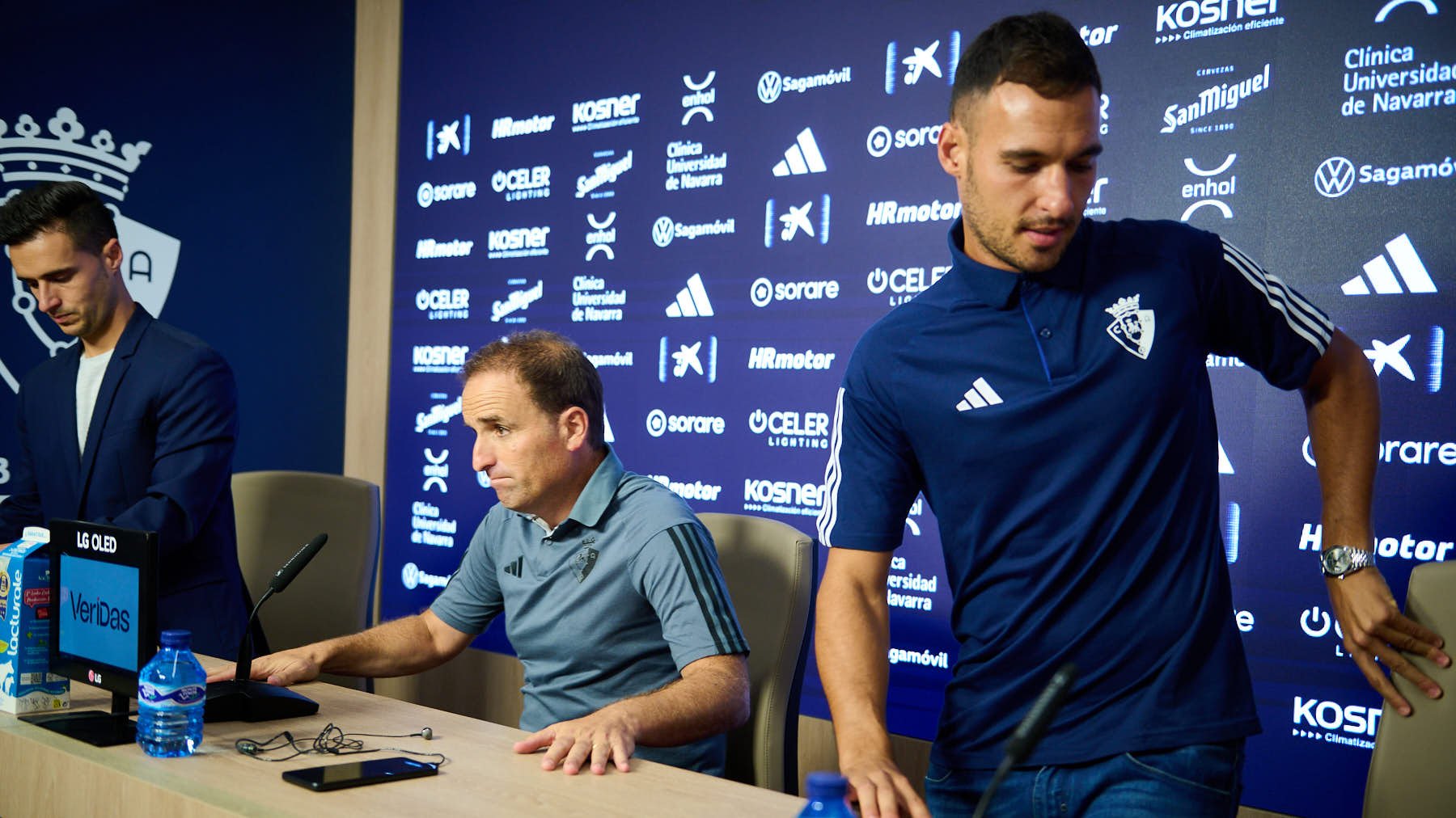 Jagoba Arrasate, entrenador de Osasuna junto a Unai García, jugador de Osasuna ofrecen una rueda de prensa antes del partido contra el Brujas. PABLO LASAOSA