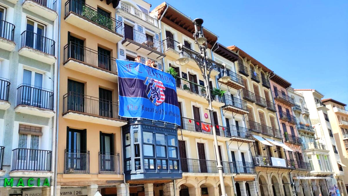 Aficionados del Club Brujas colocan una pancarta en la Plaza del Castillo. NAVARRA.COM