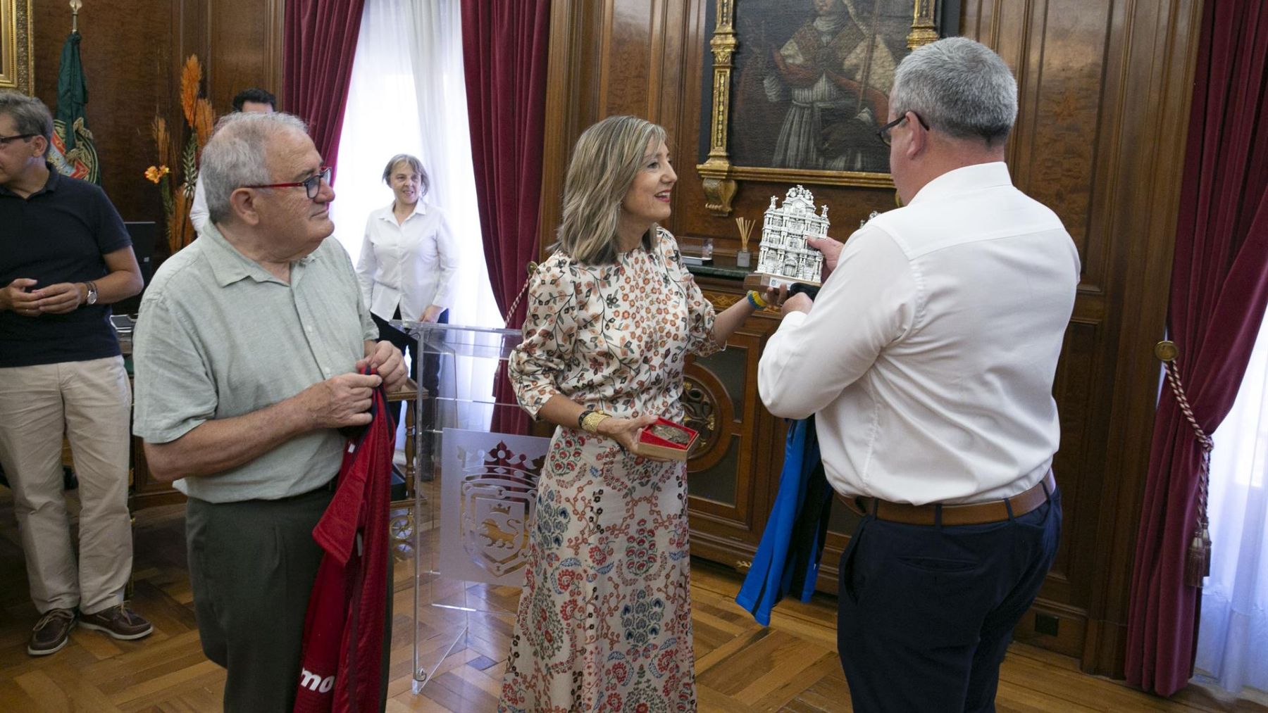 La alcaldesa en la recepción a las directivas del C.A. Osasuna y del Club Brujas. CRISTINA NÚÑEZ BAQUEDANO / AYUNTAMIENTO DE PAMPLONA