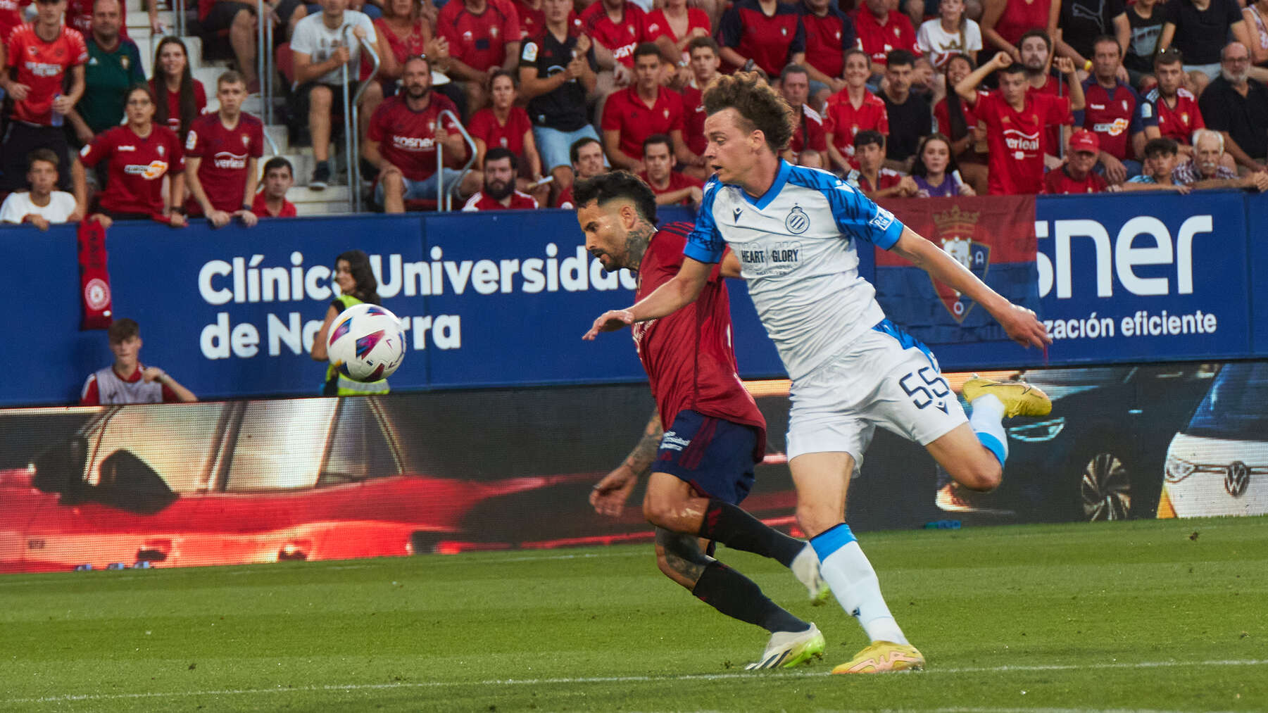 Rubén García (14. CA Osasuna) y Maxim De Cuyper (55. Club Brugge ) durante el partido de ida de la previa de la UEFA Europa Conference League entre CA Osasuna y Club Brugge disputado en el estadio de El Sadar en Pamplona. IÑIGO ALZUGARAY