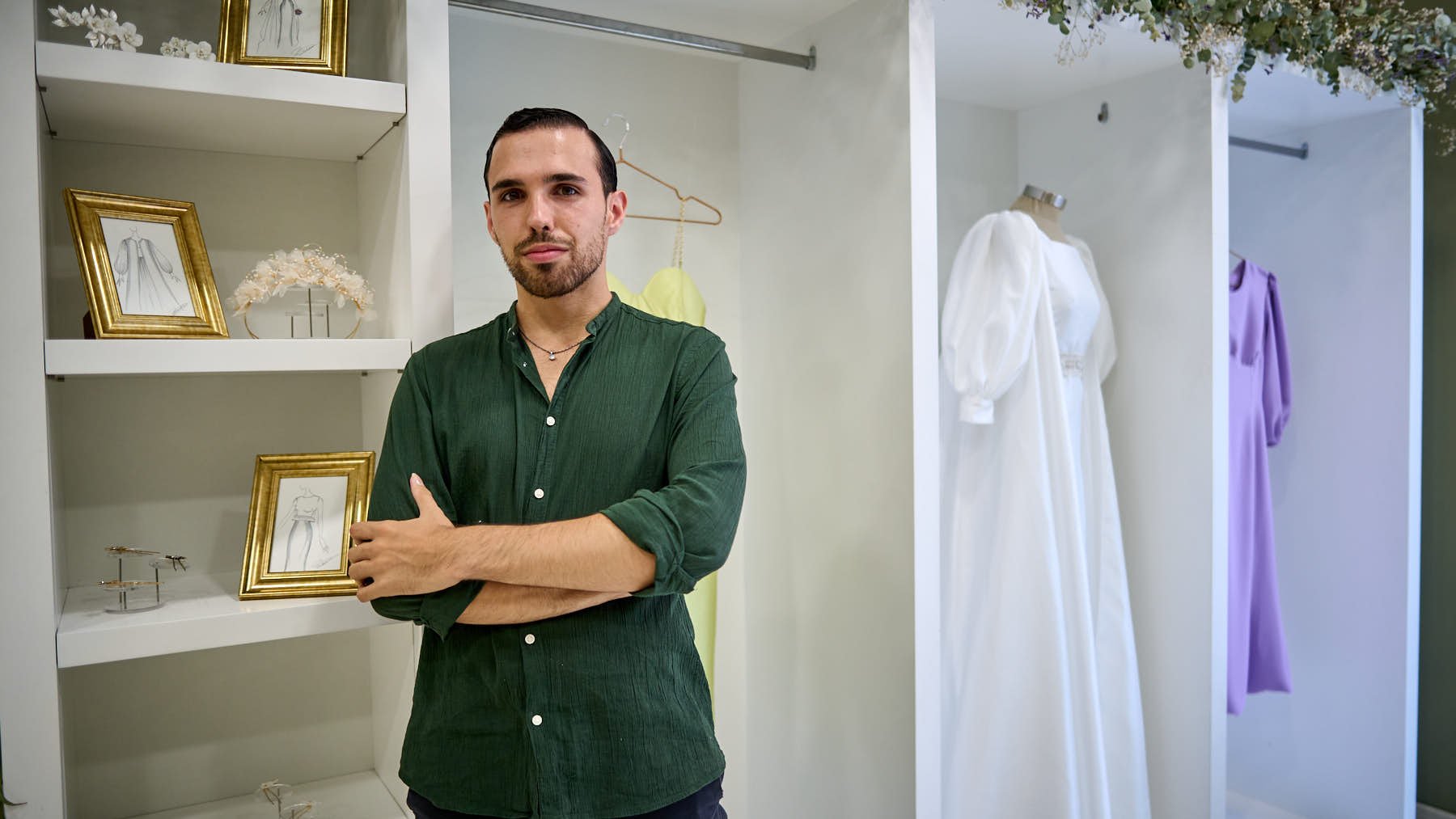 Miguel Biurrun, creador de trajes de novia, inaugura su tienda en la calle Felipe Gorriti 43. PABLO LASAOSA