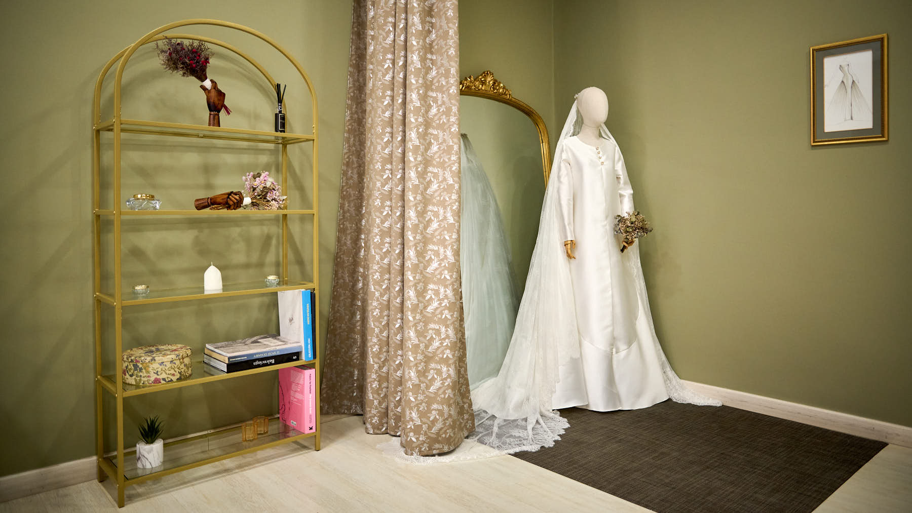 Miguel Biurrun, creador de trajes de novia, inaugura su tienda en la calle Felipe Gorriti 43. PABLO LASAOSA