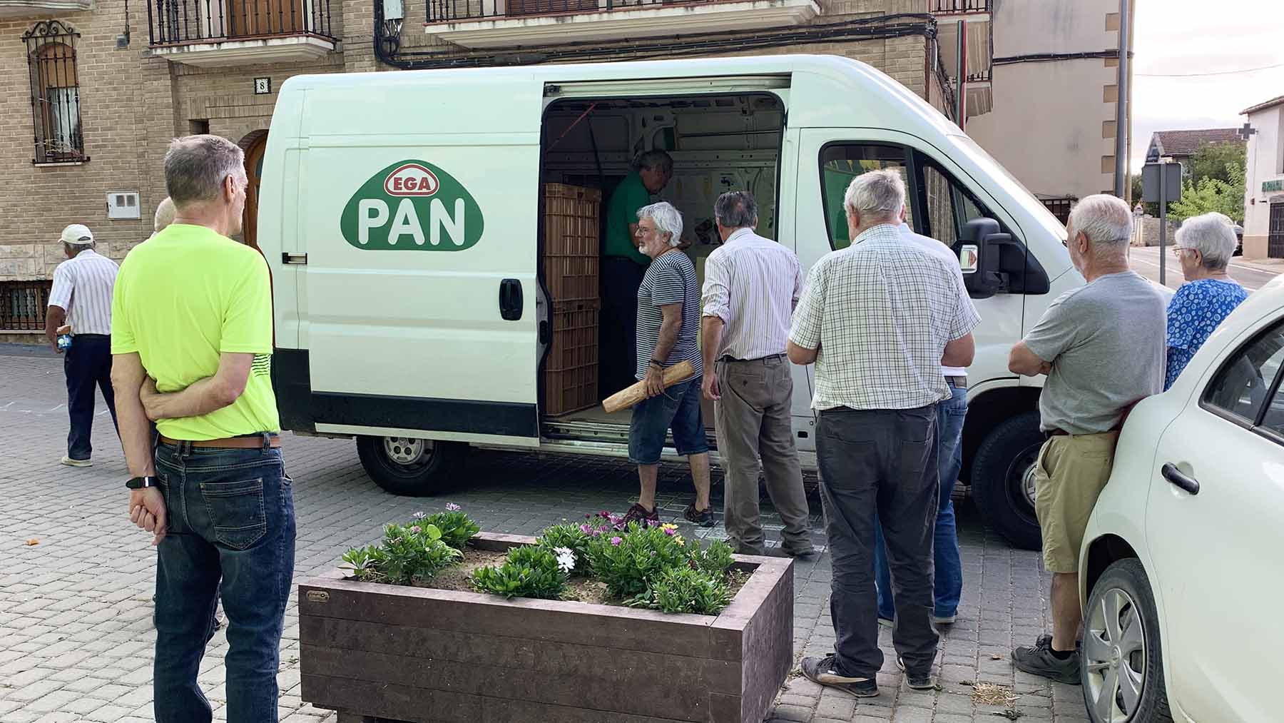 Los clientes esperando su turno para comprar pan en la furgoneta de Ega Pan. Navarra.com