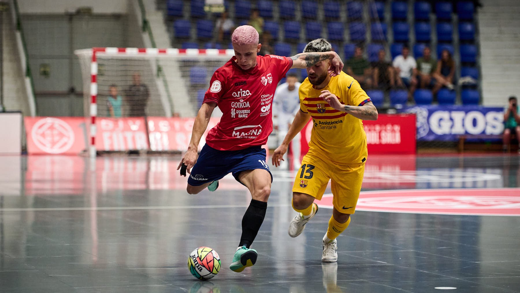 Osasuna Xota se enfrenta al FC Barcelona en Pamplona. PABLO LASAOSA
