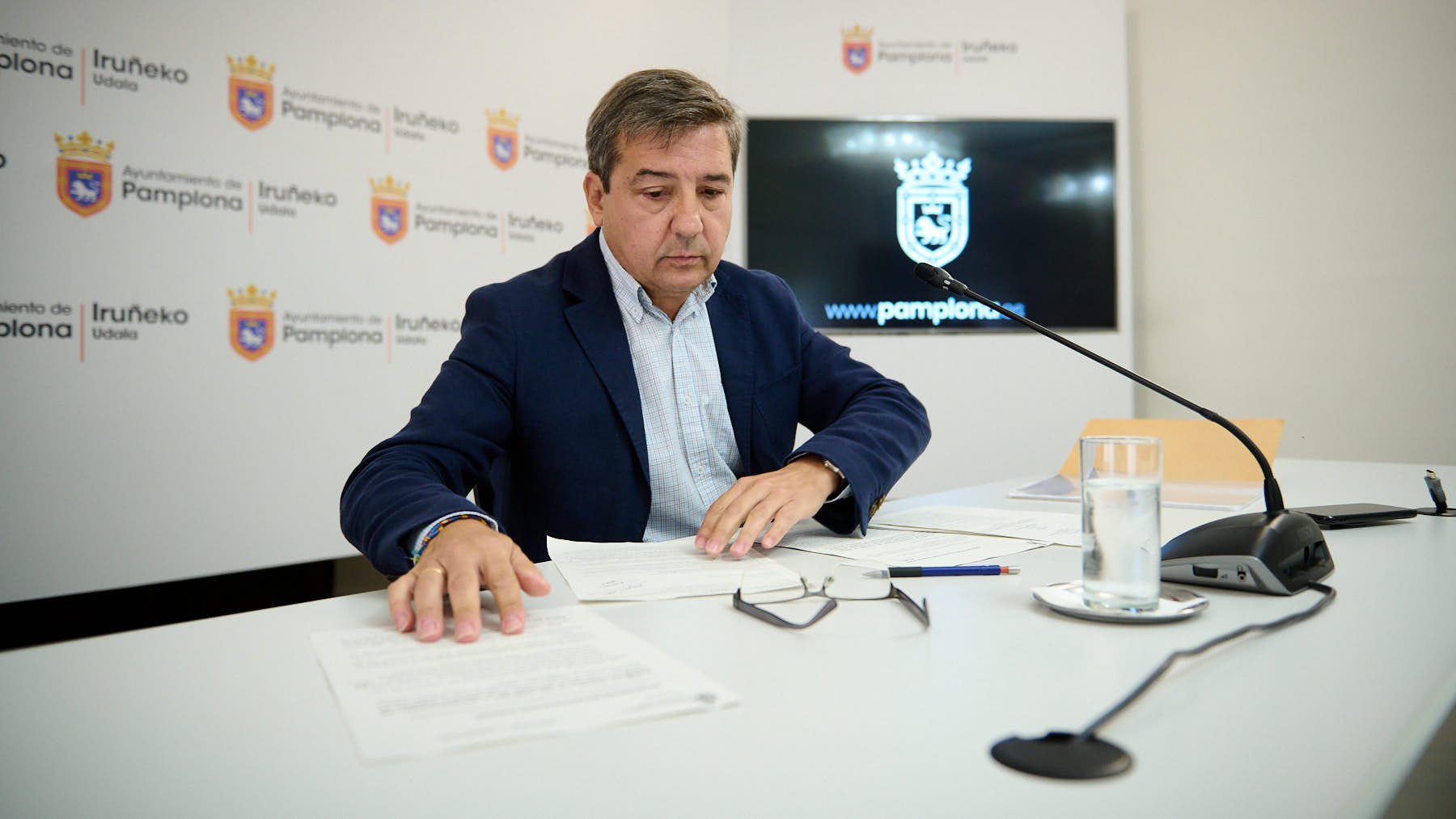 El concejal de las áreas de Educación, Igualdad y Diversidad Cultural y Relaciones Ciudadanas, Participación y Mayores, Carlos Salvador, informa en rueda de prensa sobre los asuntos tratados en la Junta de Gobierno Local. PABLO LASAOSA