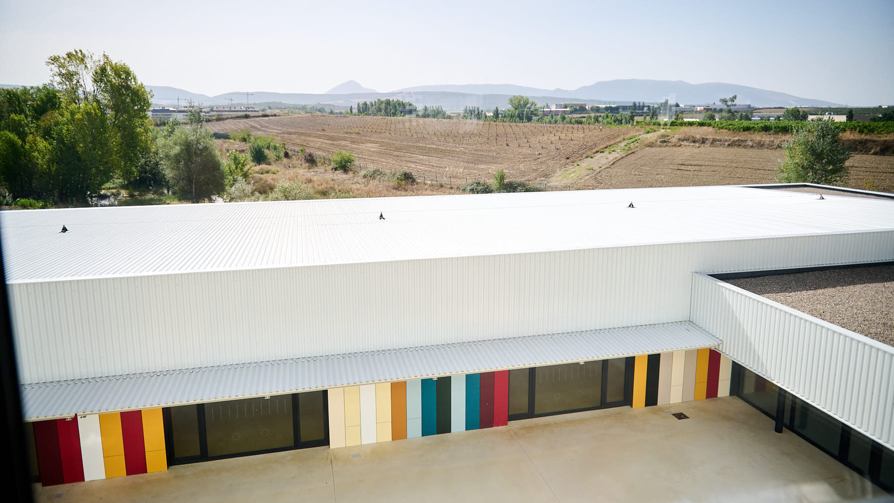 María Chivite, Carlos Gimeno y Carlos Salvador visitan las nuevas instalaciones del Colegio Público Paderborn en la calle Adela Bazo 3 del Soto de Lezkairu. PABLO LASAOSA