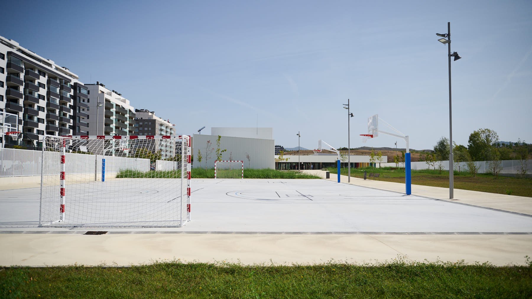 María Chivite, Carlos Gimeno y Carlos Salvador visitan las nuevas instalaciones del Colegio Público Paderborn en la calle Adela Bazo 3 del Soto de Lezkairu. PABLO LASAOSA