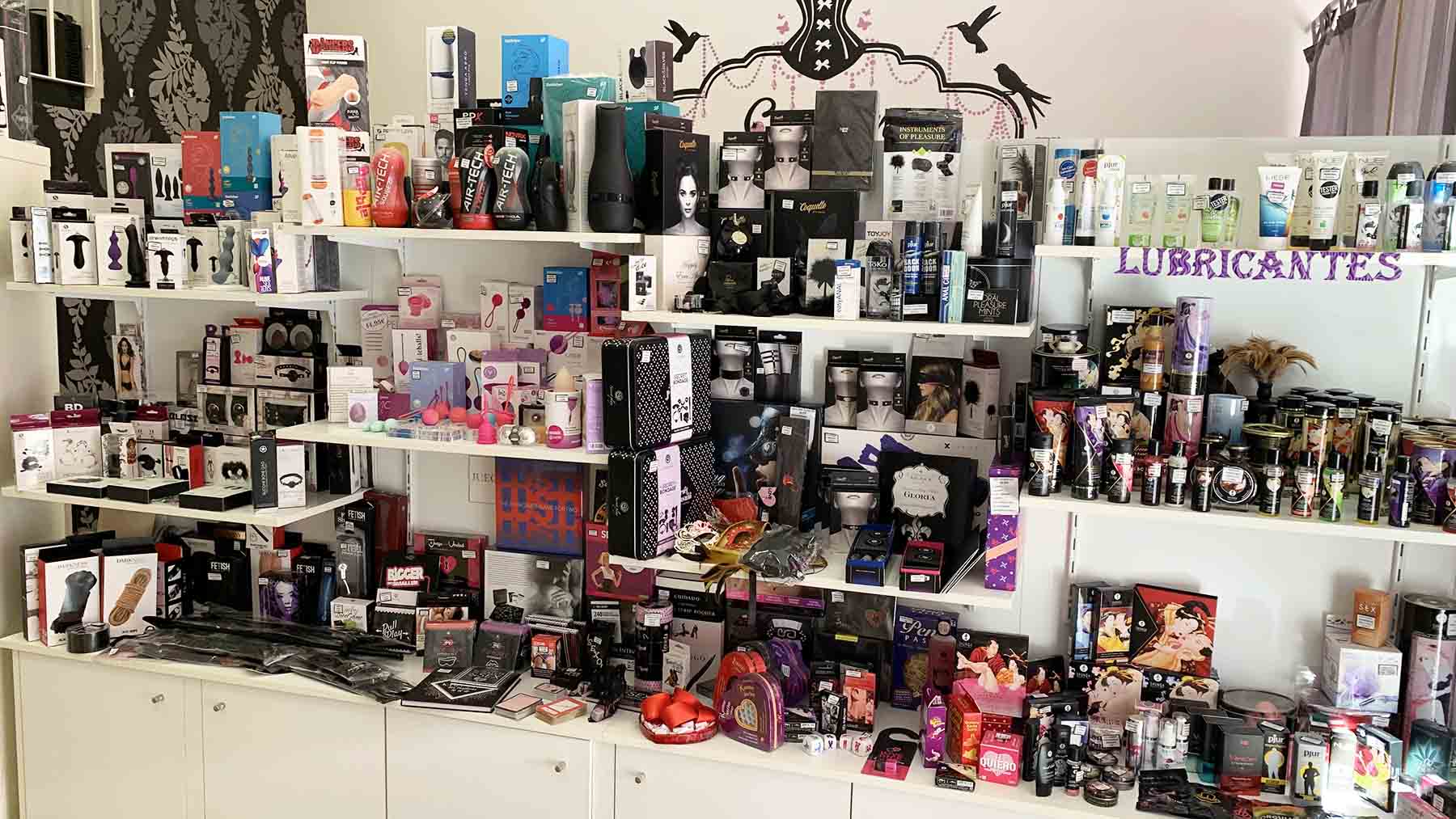 Interior de la boutique erótica 'Pasión y Fresas' de Pamplona. Navarra.com