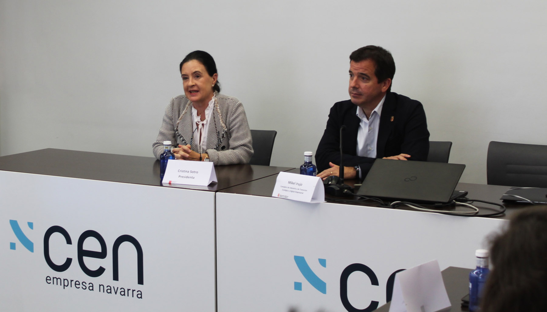 La presidenta de Amedna, Cristina Sotro, junto al consejero Mikel Irujo. AMEDNA