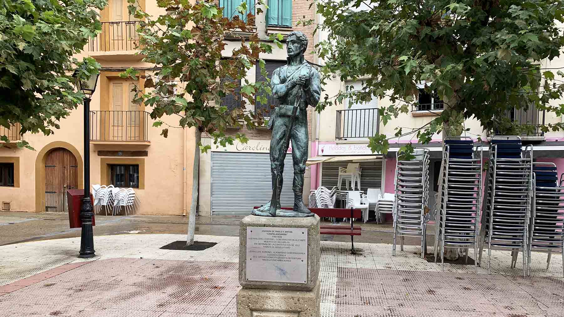 La curiosa historia de un pueblo navarro que le dedica una plaza a su guerrillero