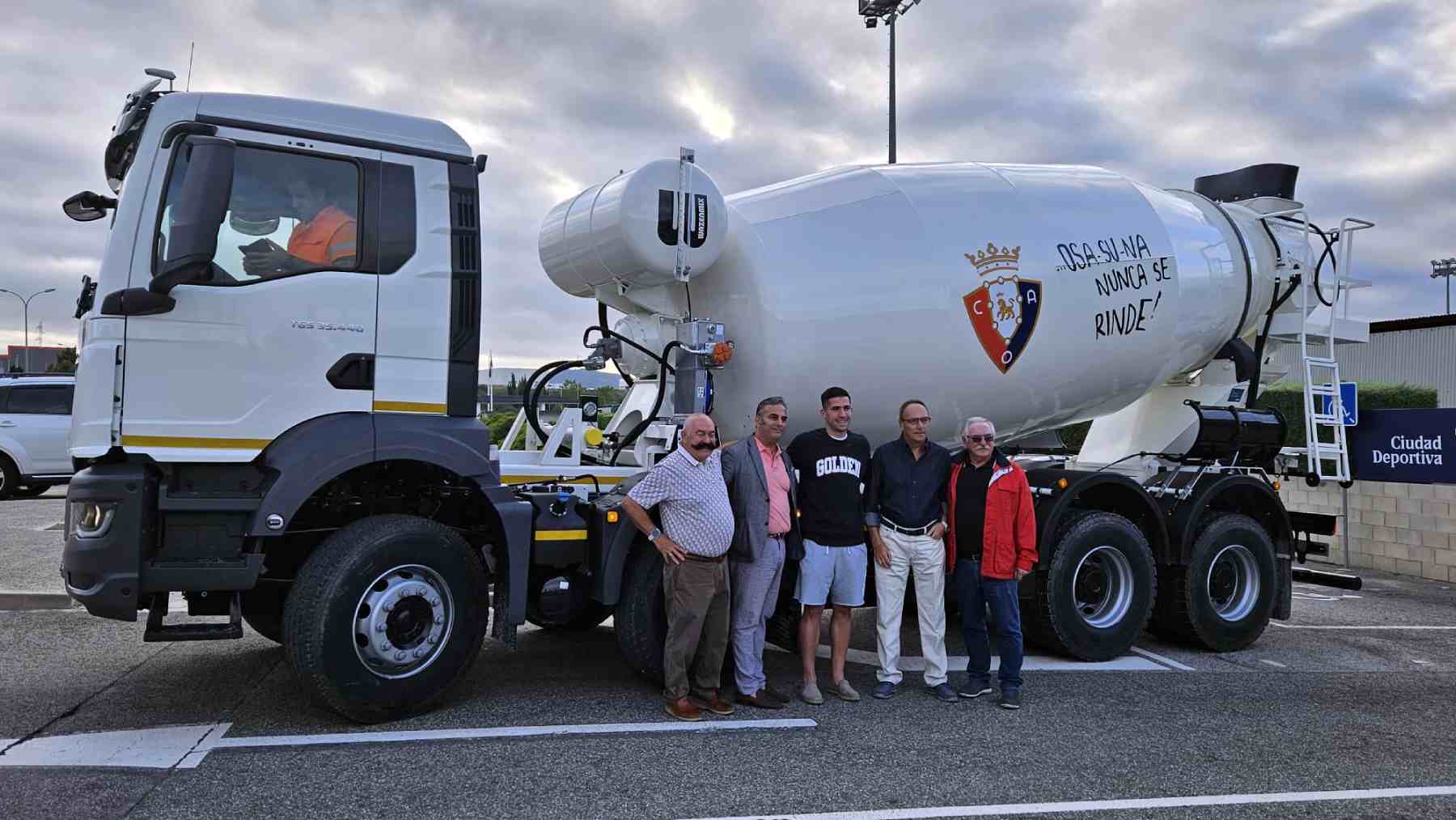Jesús Areso y Javier Castañeda junto a los propietarios de las empresas. CEDIDA