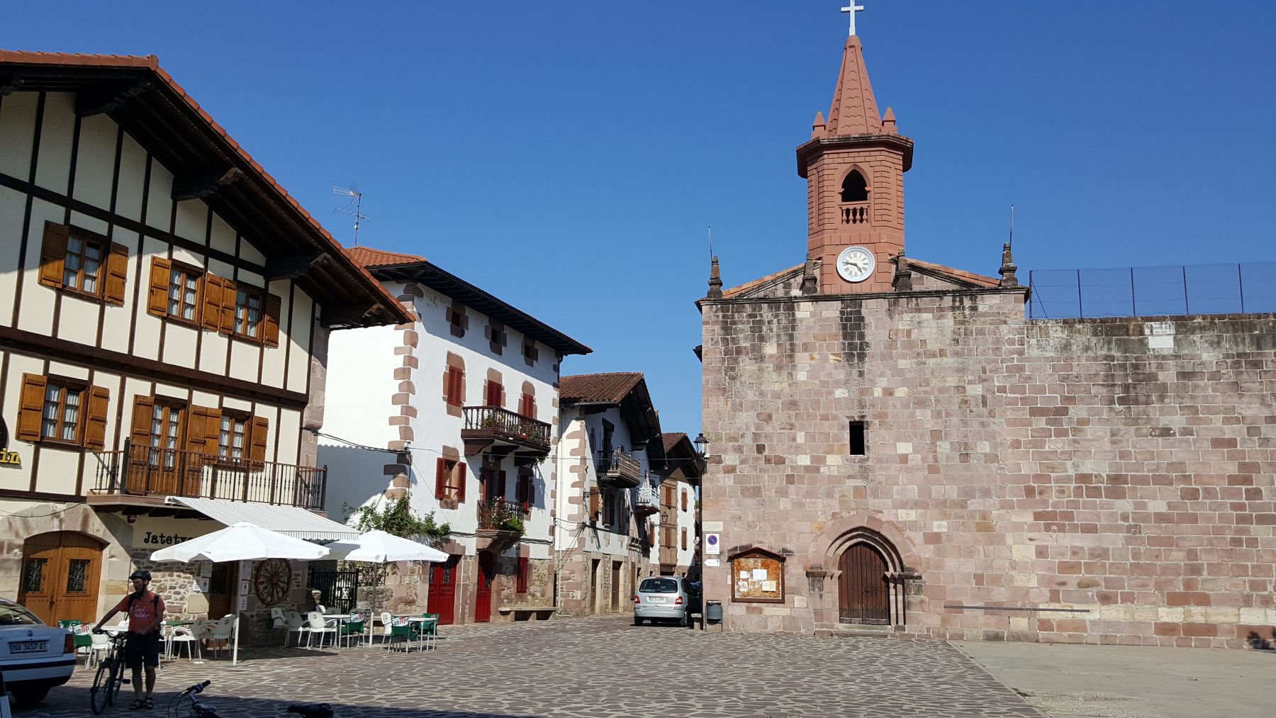 Desalojan la plaza de un pueblo de Navarra por una fuga de gas que ha sorprendido a los vecinos