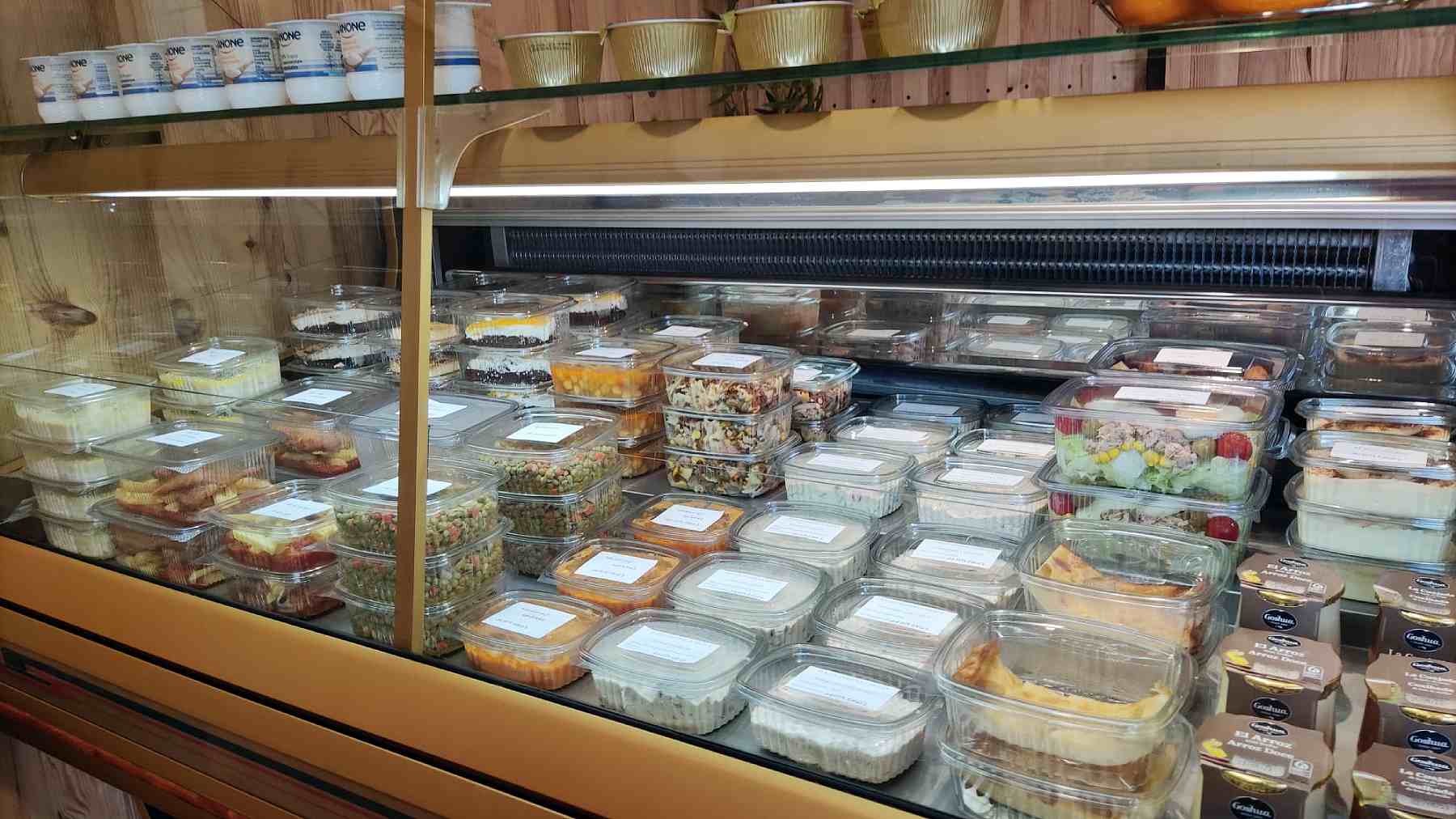 Cada día ofrecen tres opciones de primero, segundo y tercer plato en Pollos la Abuela por 7,50 euros. EN la imagen, la comida preparada en envases desechables. NAVARRA.COM