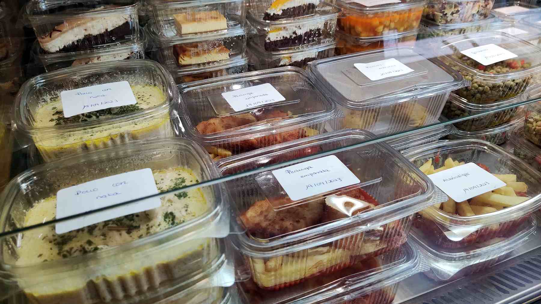 Cada día ofrecen tres opciones de primero, segundo y tercer plato en Pollos la Abuela por 7,50 euros. EN la imagen, la comida preparada en envases desechables. NAVARRA.COM