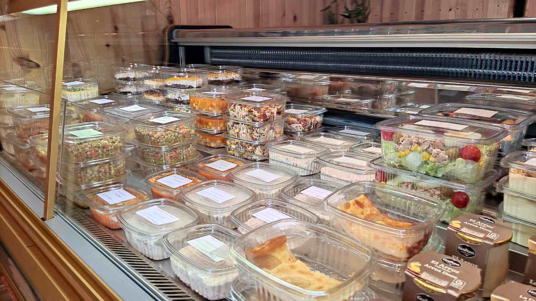 Cada día ofrecen tres opciones de primero, segundo y tercer plato en Pollos la Abuela por 7,50 euros. EN la imagen, la comida preparada en envases desechables. NAVARRA.COM