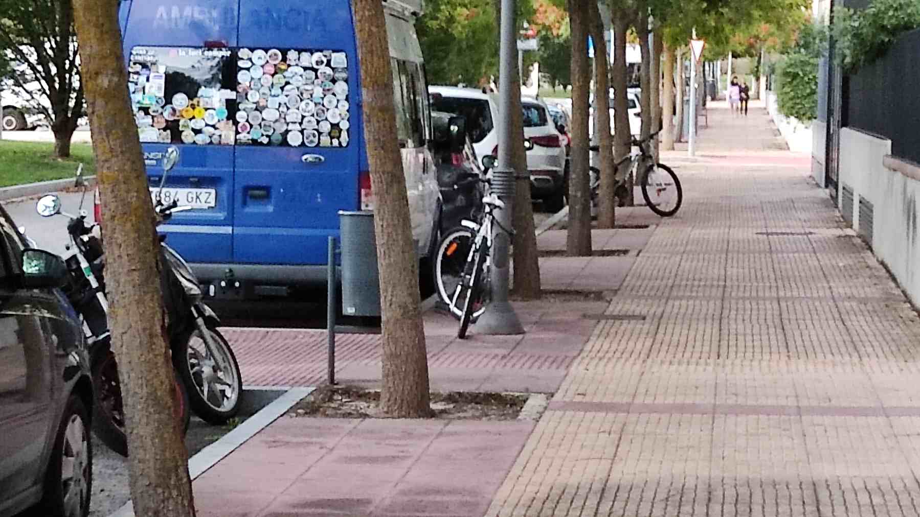 Una bicicleta candada a una farola. NAVARRA.COM