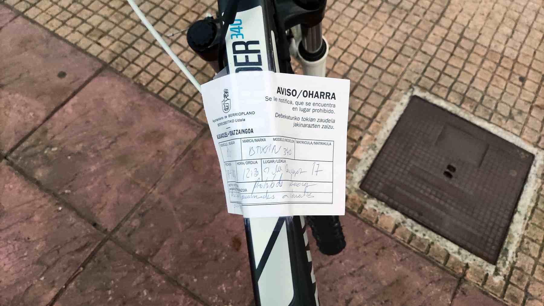 Los propietarios de las bicicletas candadas a farolas y mobiliario urbano podrían ser sancionados. NAVARRA.COM