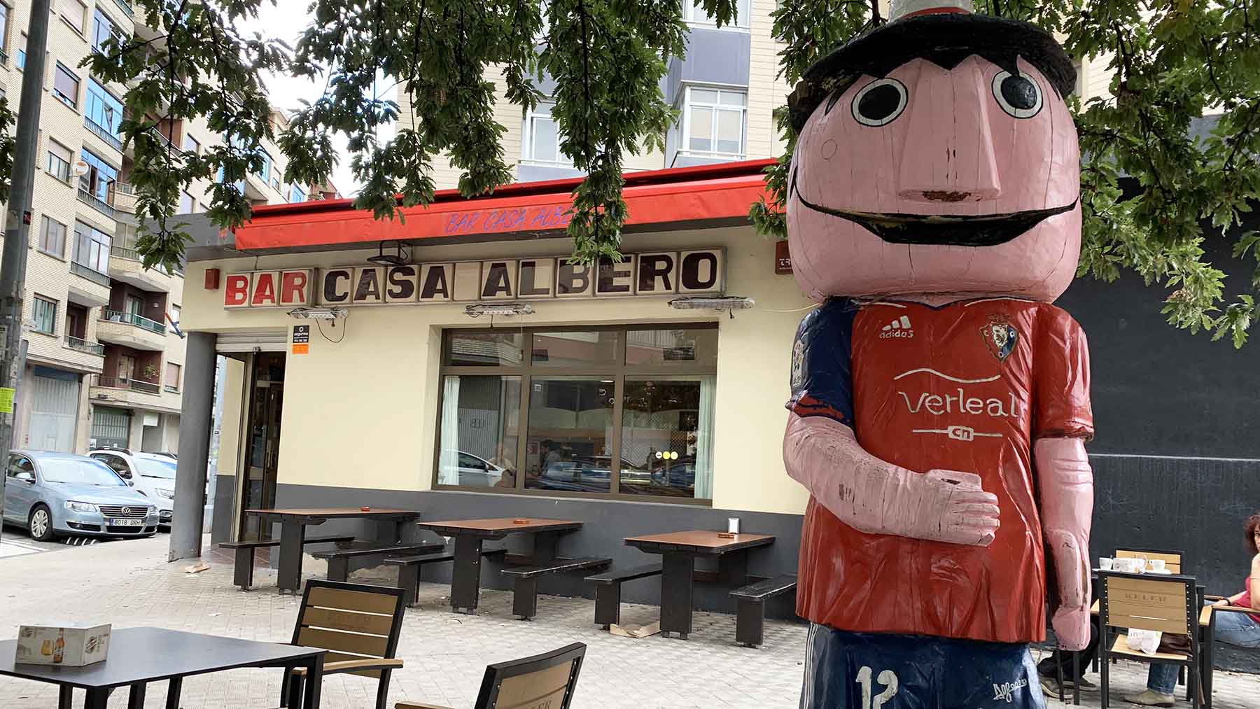 La terraza de Casa Albero con la estatua de 'rojillo'. Navarra.com