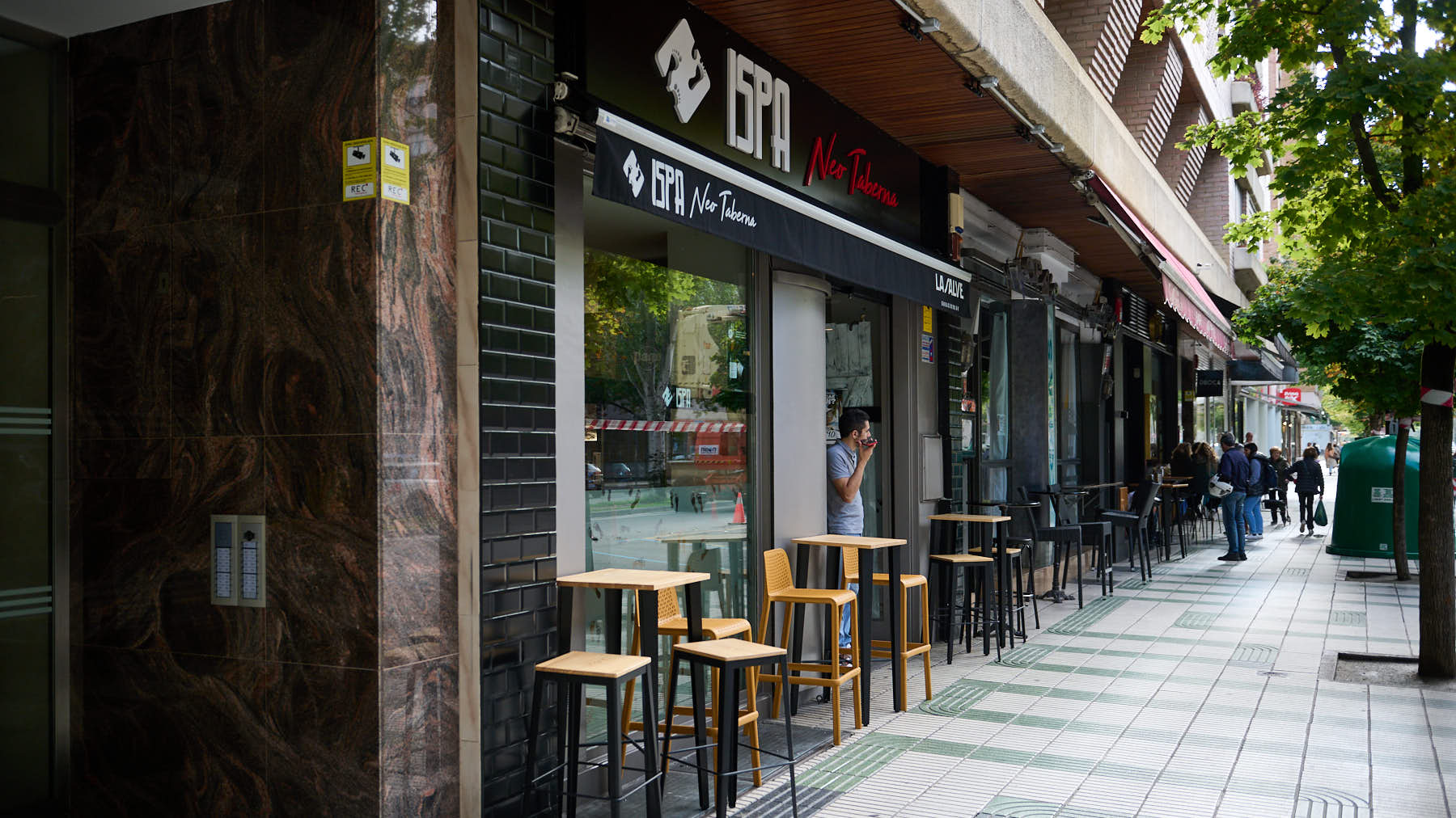Felipe y Joana, del bar ISPA Neo Taberna en la Calle Iturrama 22. PABLO LASAOSA