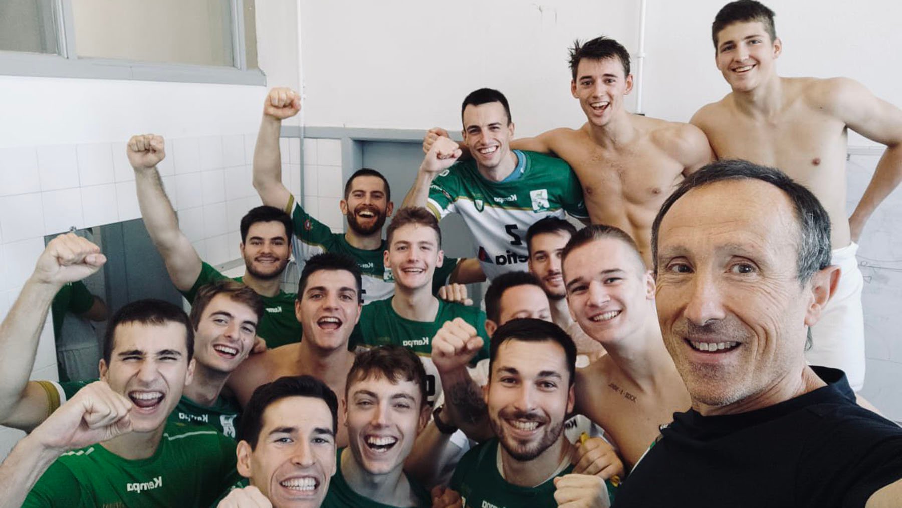 Los jugadores de Anaitasuna celebran su victoria en Santander ante el Sinfín. @AnaitasunaBM.