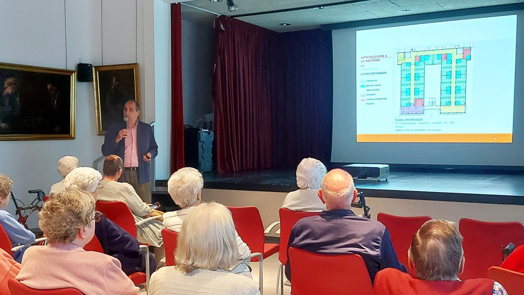 Jesús Cía explica las obras de remodelación a los residentes. Casa de Misericordia Pamplona.