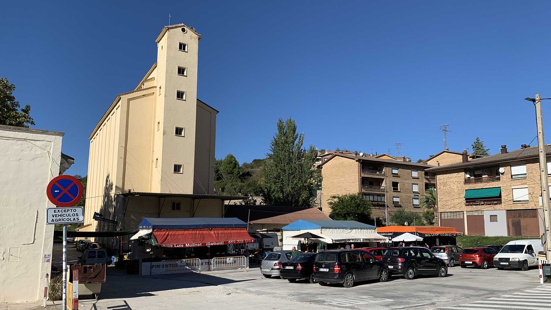 Puestos de venta de pimientos junto al silo de Puente la Reina. Navarra.com