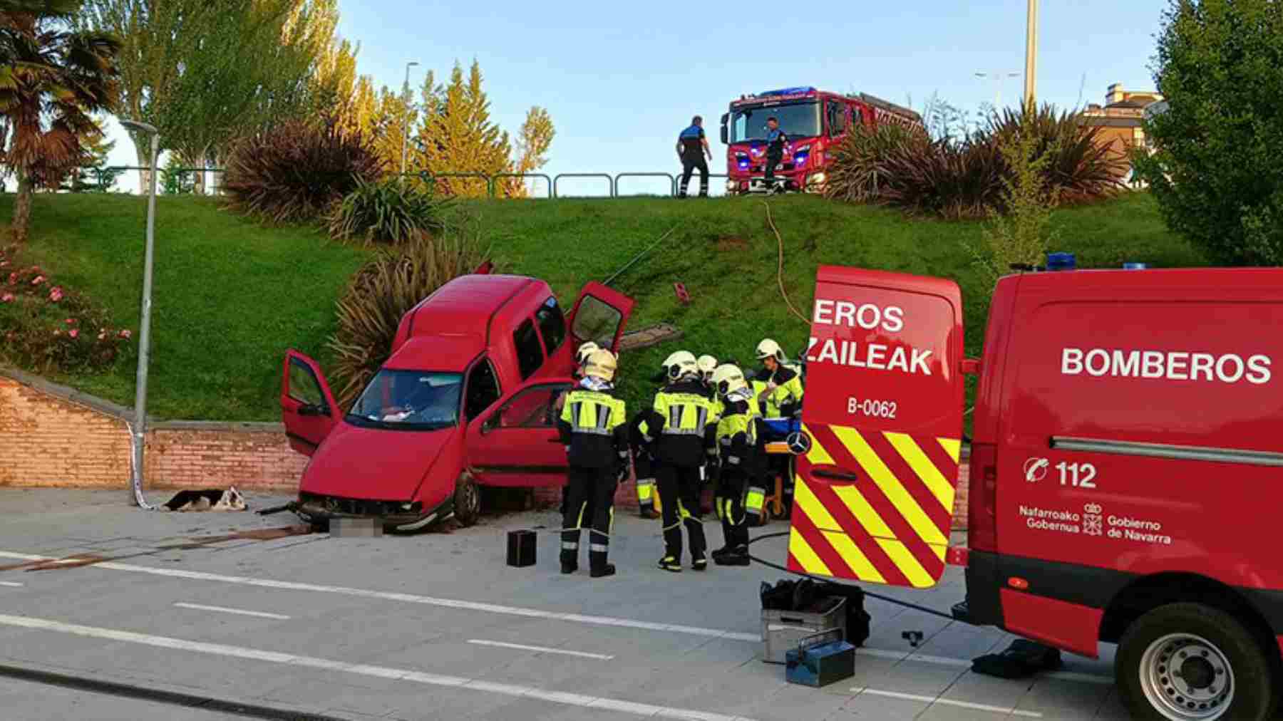 El vehículo ha acabado en el paso peatonal subterráneo. BOMBEROS DE NAVARRA