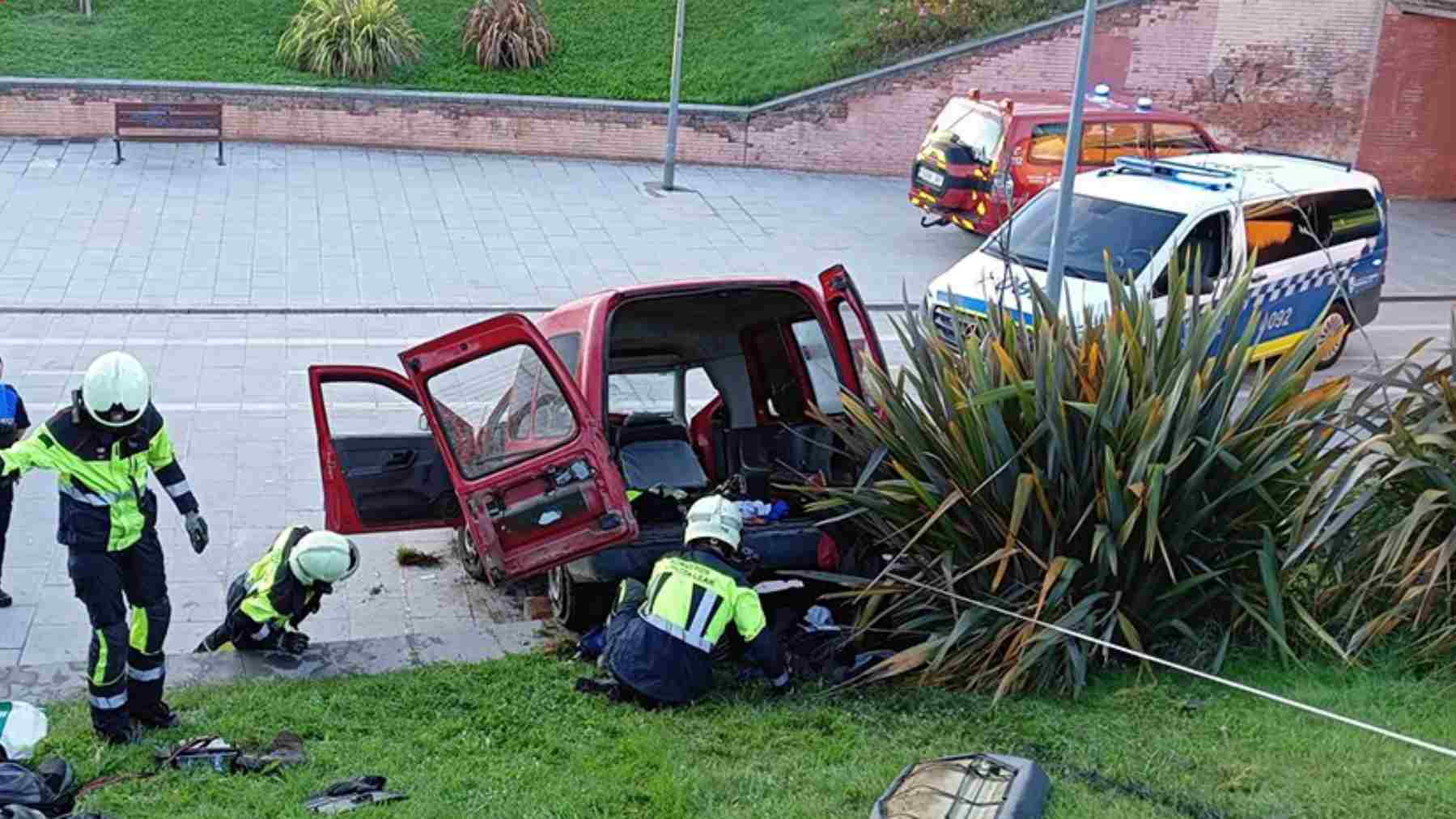 El vehículo ha acabado en el paso peatonal subterráneo. BOMBEROS DE NAVARRA