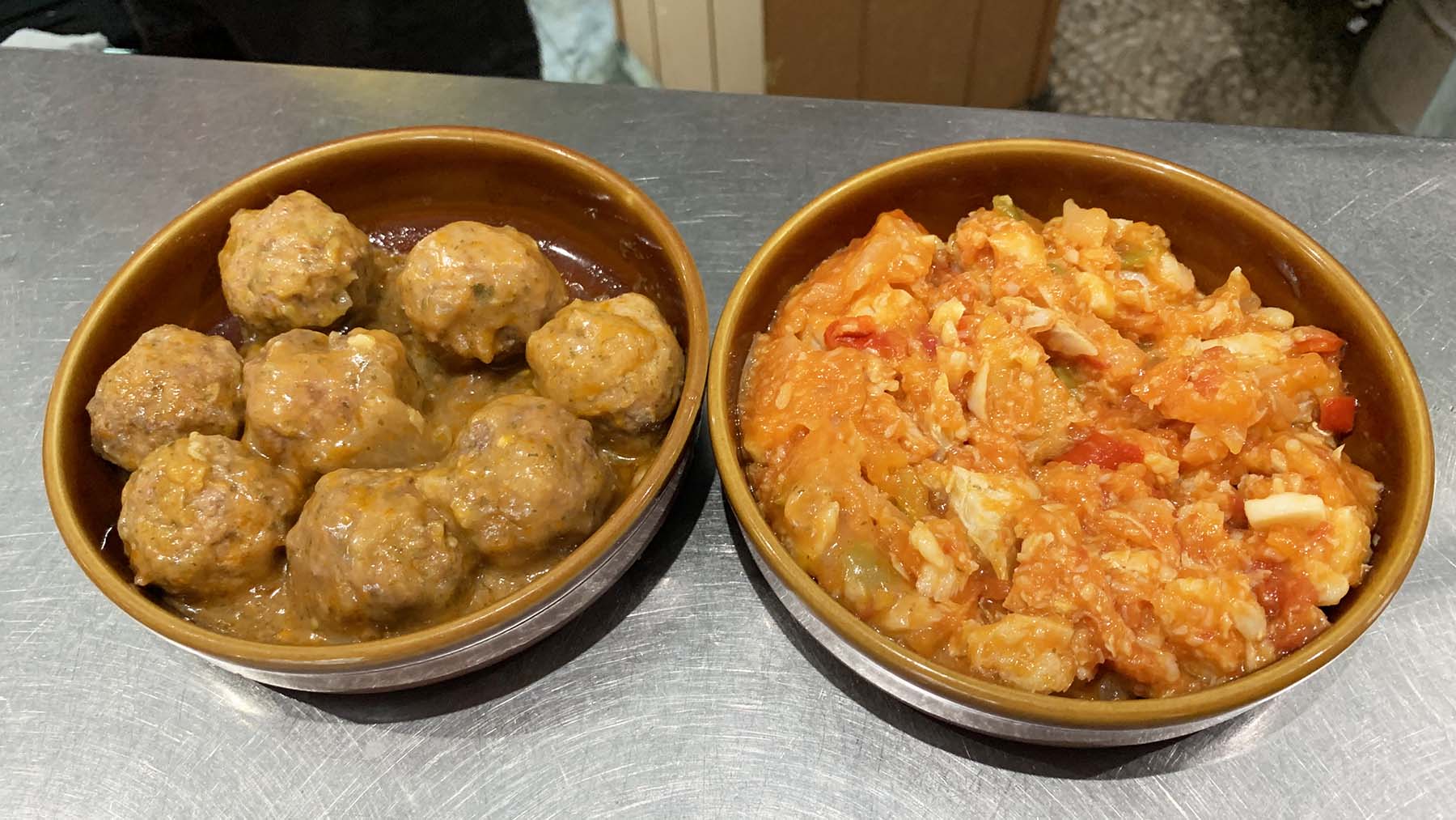 Cazuelicas de albóndigas y de ajoarriero en el bar Garre de Pamplona. Navarra.com