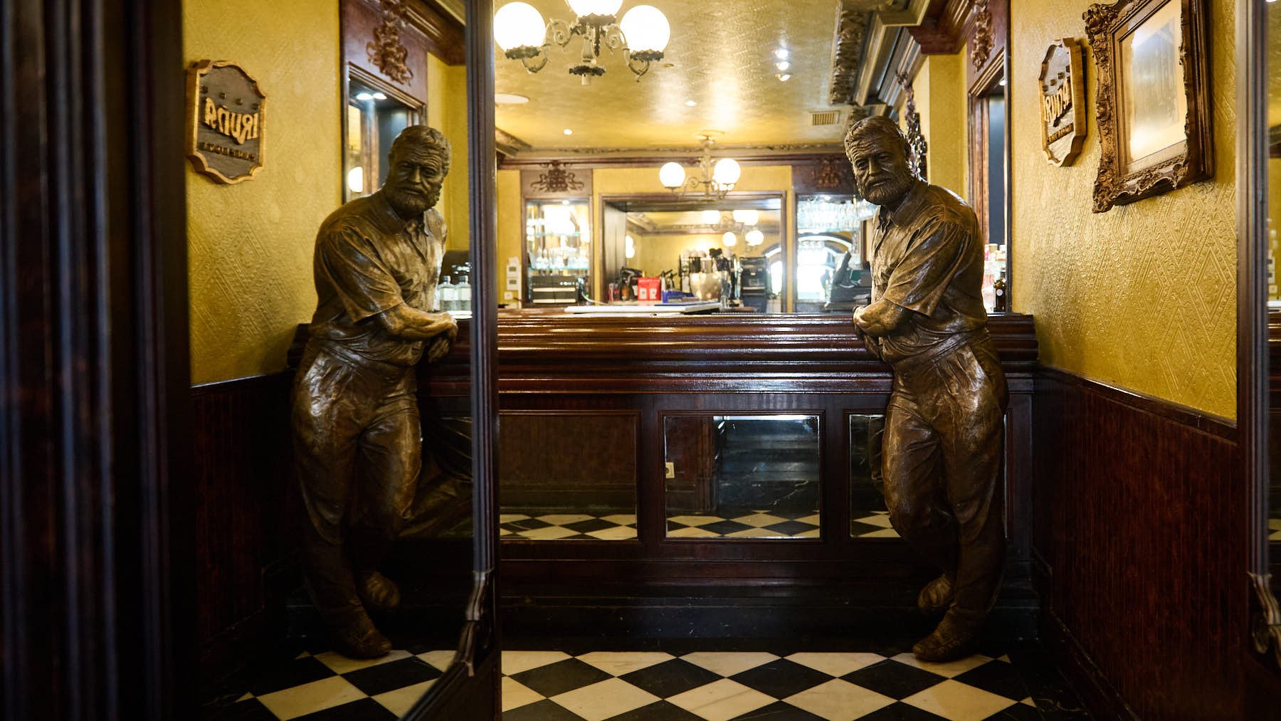 Camilo Ríos y Javier Isasi de la nueva coctelería de El Rincón de Hemingway en Plaza del Castillo 44B. PABLO LASAOSA