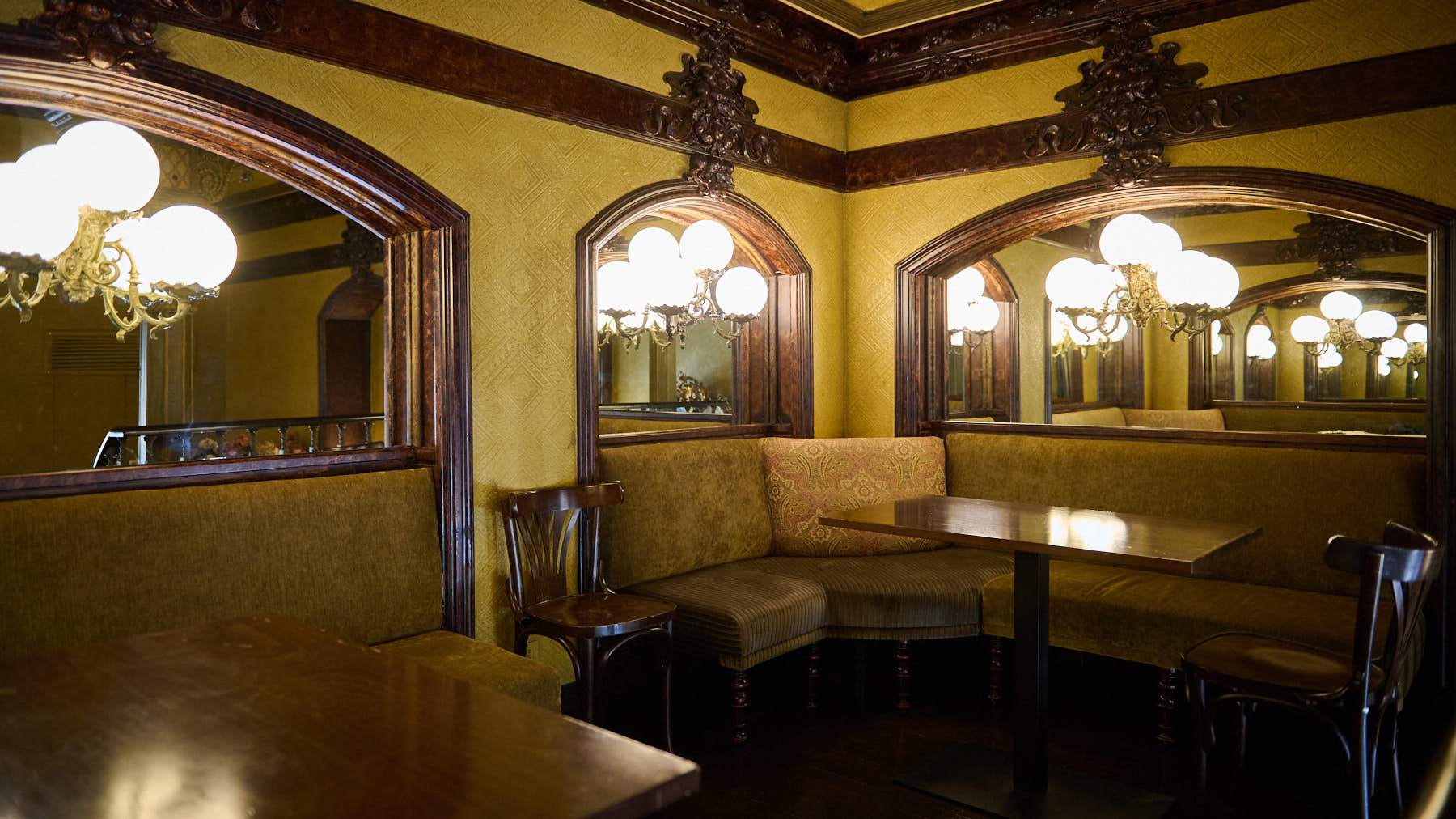 Camilo Ríos y Javier Isasi de la nueva coctelería de El Rincón de Hemingway en Plaza del Castillo 44B. PABLO LASAOSA