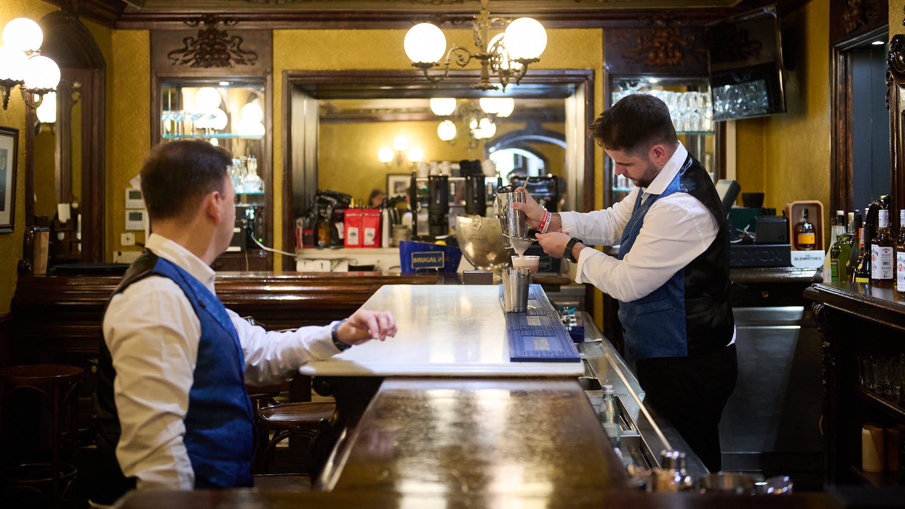 Camilo Ríos y Javier Isasi de la nueva coctelería de El Rincón de Hemingway en Plaza del Castillo 44B. PABLO LASAOSA