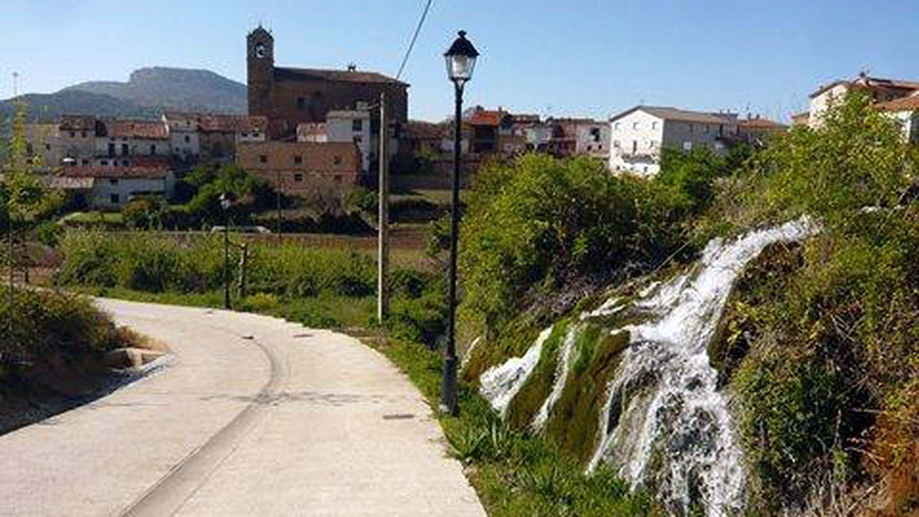 El tranquilo pueblo de Navarra en el que nace un río y presume de tener el agua más clara