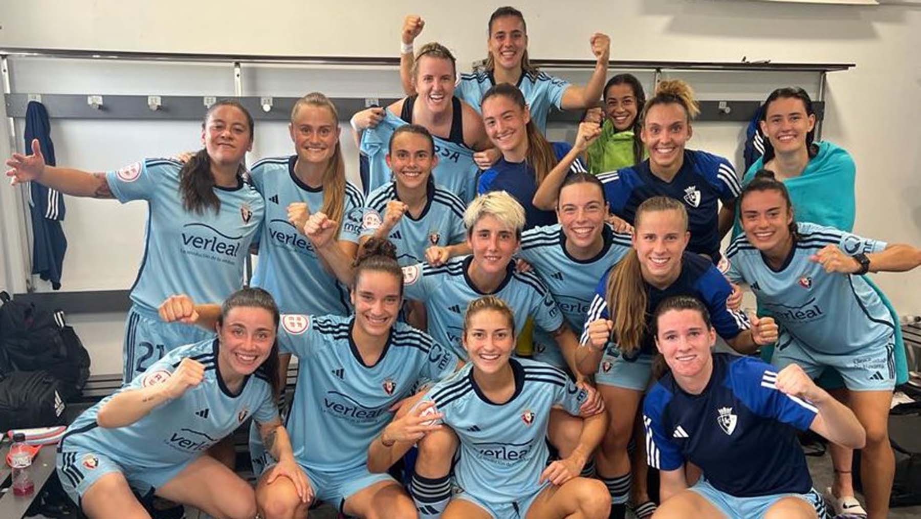 Las jugadoras de osasuna femenino celebran su victoria ante el FC Barcelona B en la ciudad deportiva Joan Gamper. CA Osasuna.