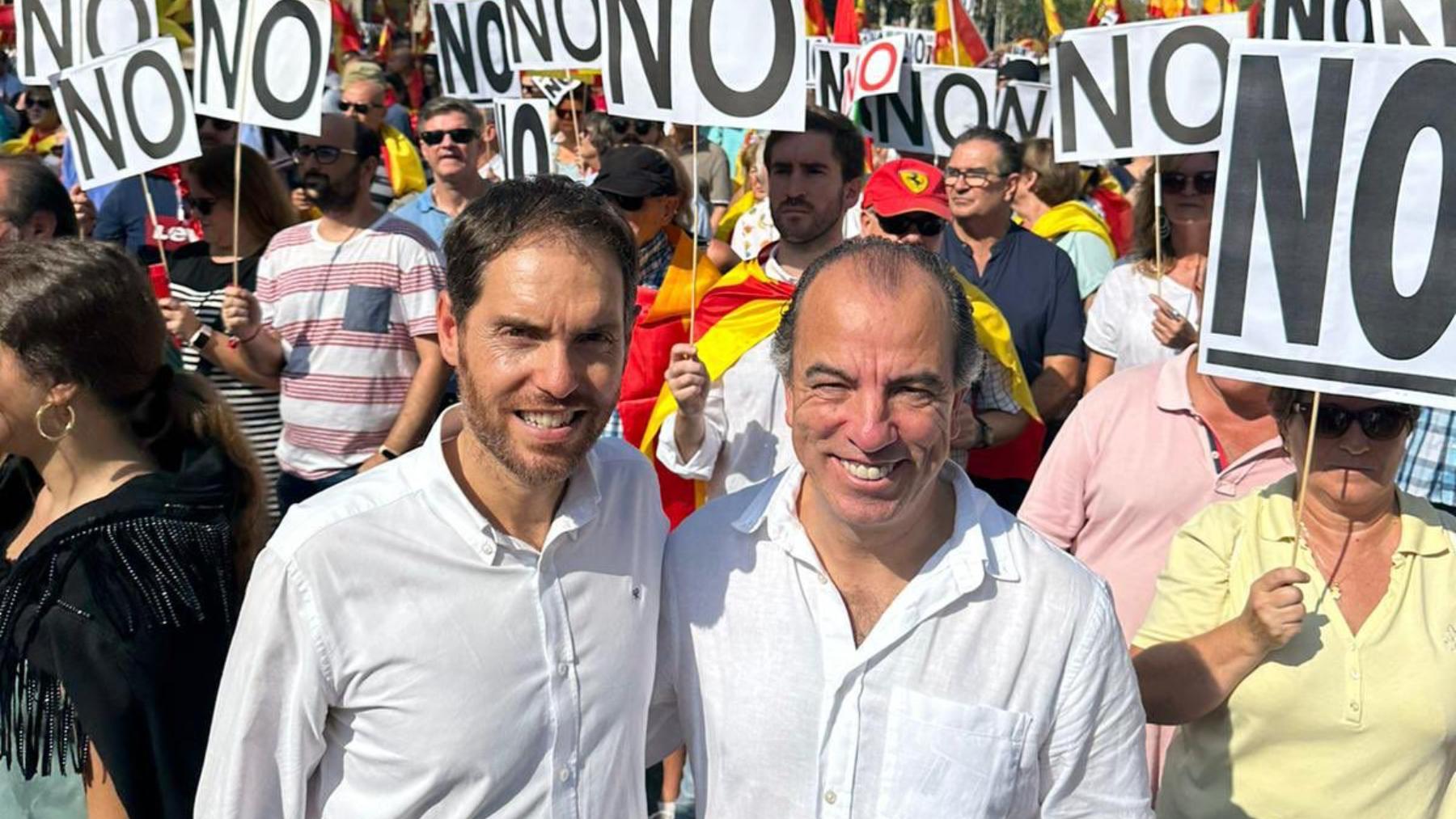 Sergio Sayas y Carlos García Adanero durante la manifestación celebrada este domingo en Barcelona.