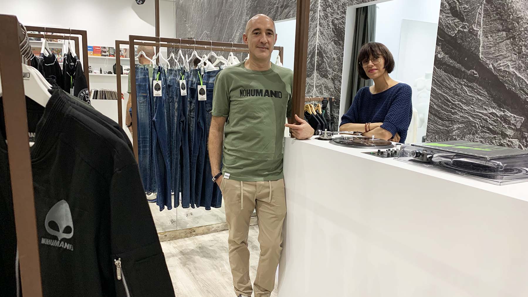 Juan Suescun y Araceli Berrones en su tienda NoHumanid de Pamplona. Navarra.com