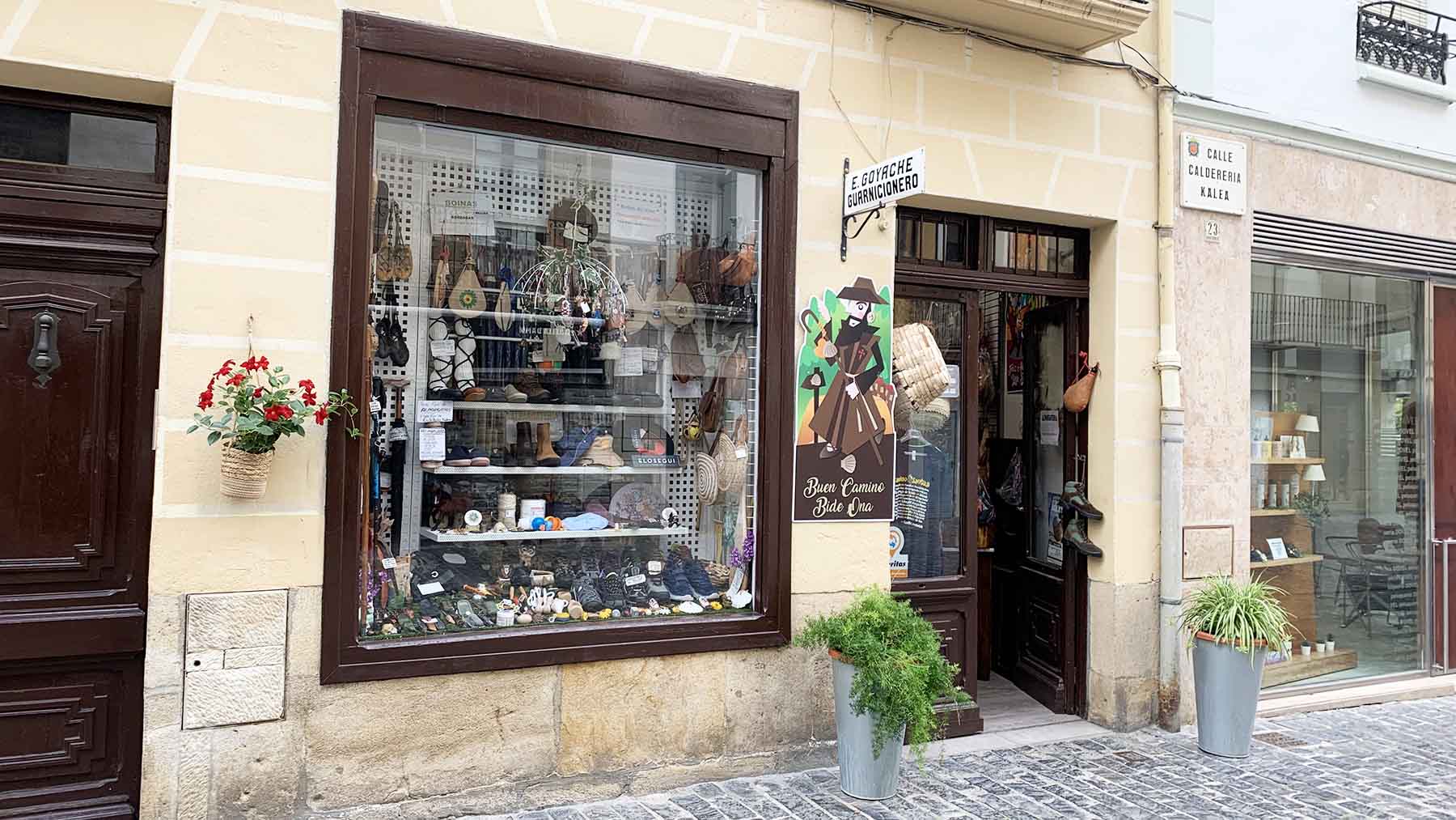 Fachada de la guarnicionería Goyache en la calle Calderería 21 de Estella. Navarra.com
