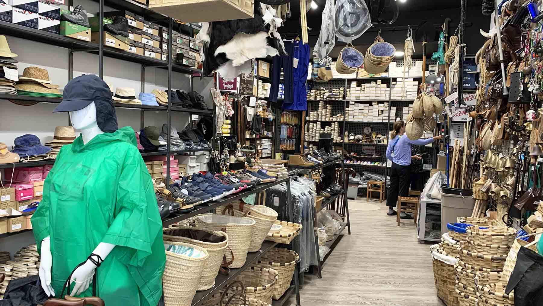 Interior de la guarnicionería Goyache en Estella. Navarra.com